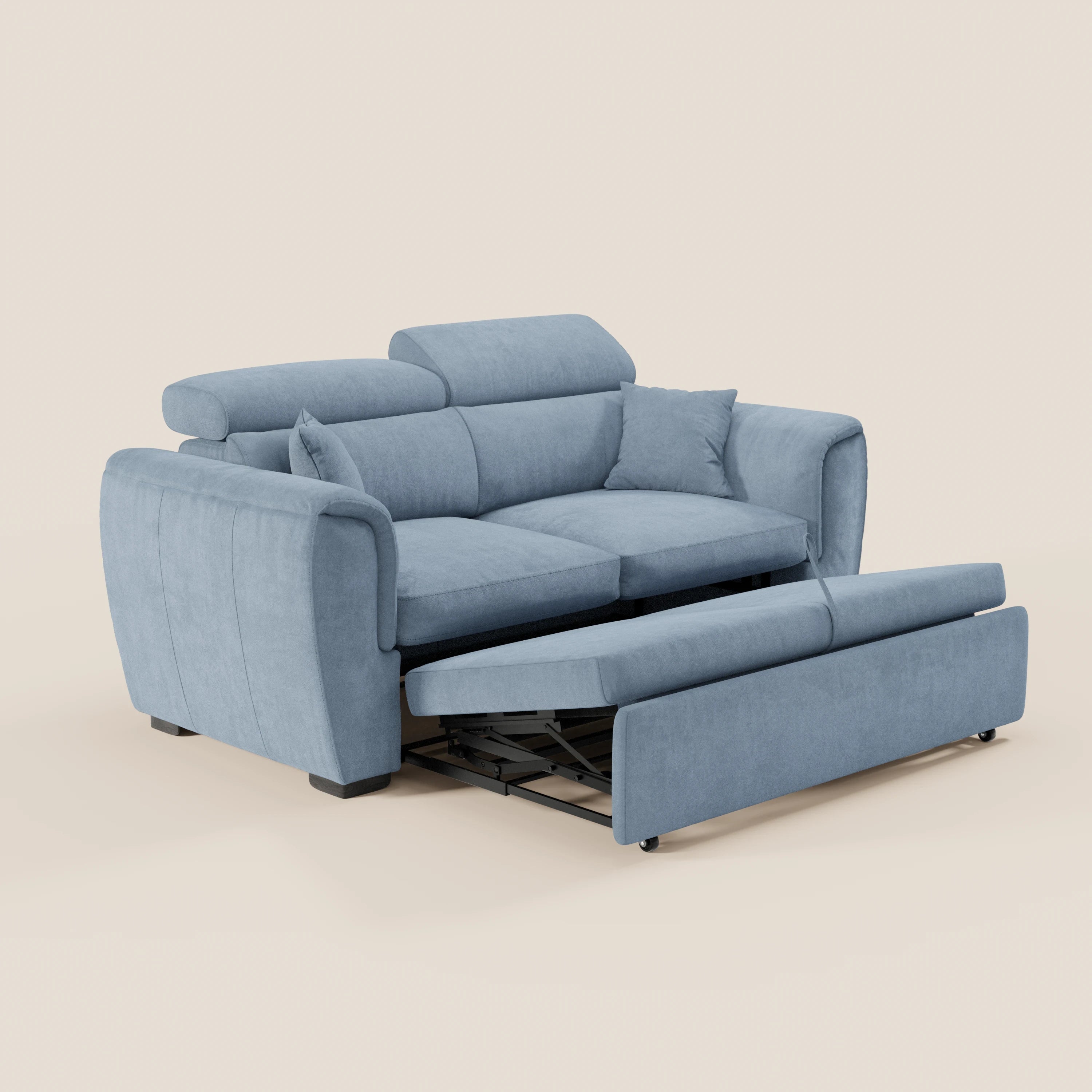 Il divano a due posti estraibile Titano di Divani.Store è dotato di poggiatesta reclinabili e rivestimento in tessuto Oeko-Tex® antimacchia. Questo moderno divanetto azzurro presenta morbidi cuscini, due cuscini decorativi e una sezione estraibile salvaspazio. Sfondo beige a tinta unita.