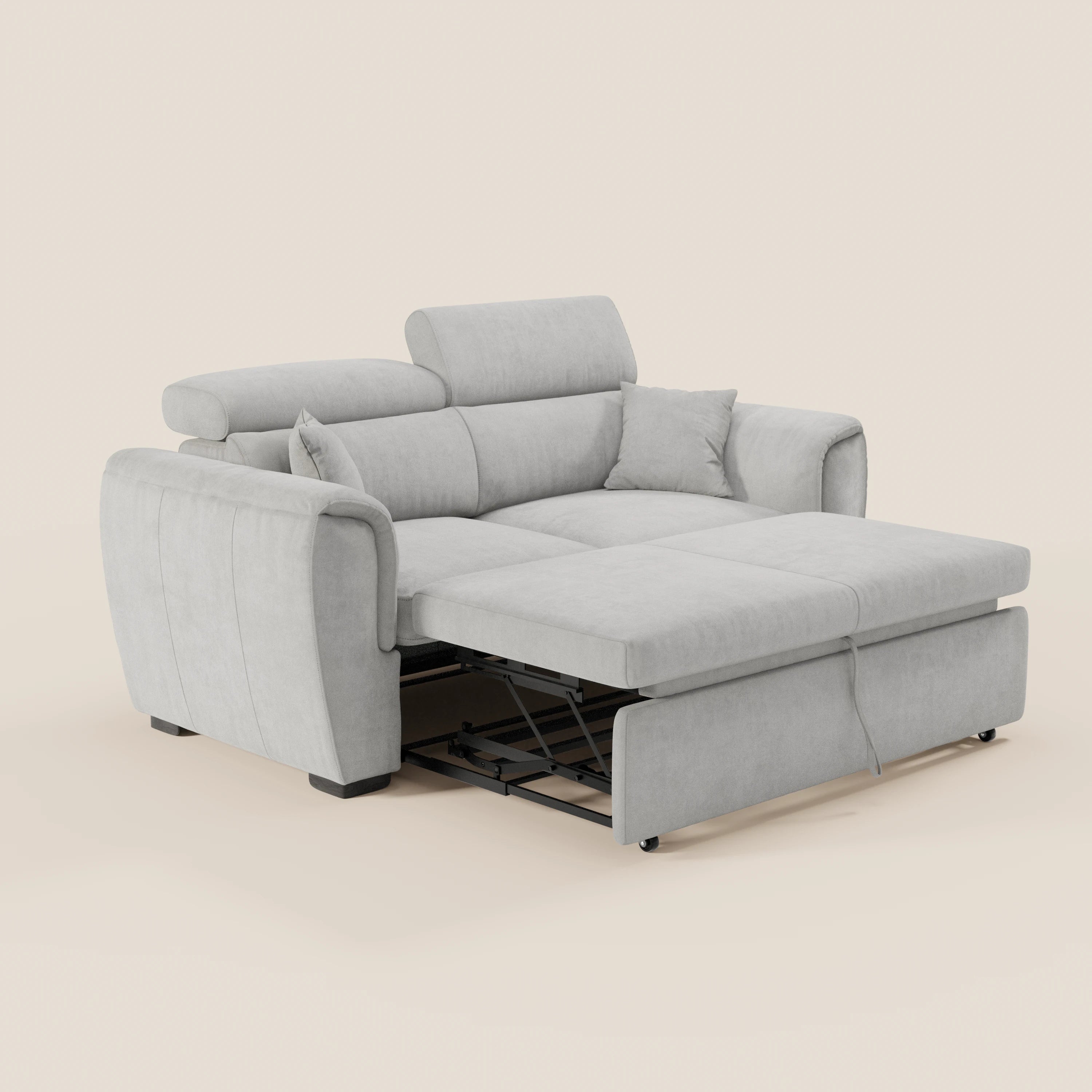 Il divano a 2 posti estraibile Titano di Divani.Store è dotato di poggiatesta reclinabili, tessuto Oeko-Tex® antimacchia color grigio chiaro, ampi braccioli e due cuscini coordinati; nella foto è raffigurato su uno sfondo beige a tinta unita.