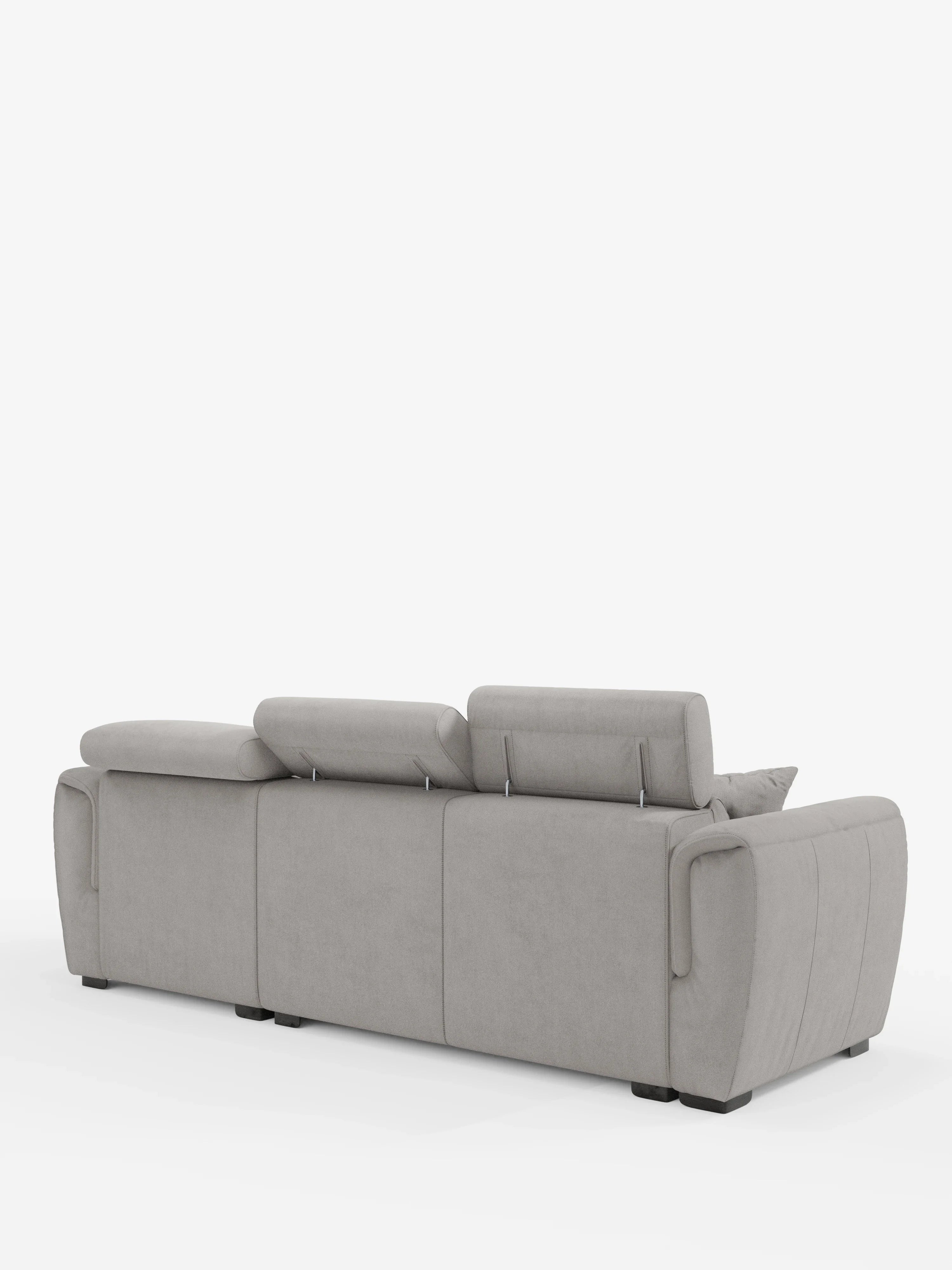 Il divano letto Titano con penisola reversibile e contenitore di Divani.Store viene presentato da un'angolazione posteriore, mettendo in risalto il suo moderno tessuto grigio chiaro resistente alle macchie. Si notano i tre poggiatesta reclinabili, i morbidi braccioli e l'elegante schienale rettangolare, mentre i piedini neri aggiungono un tocco contemporaneo a questo raffinato divano italiano che spicca su uno sfondo bianco.