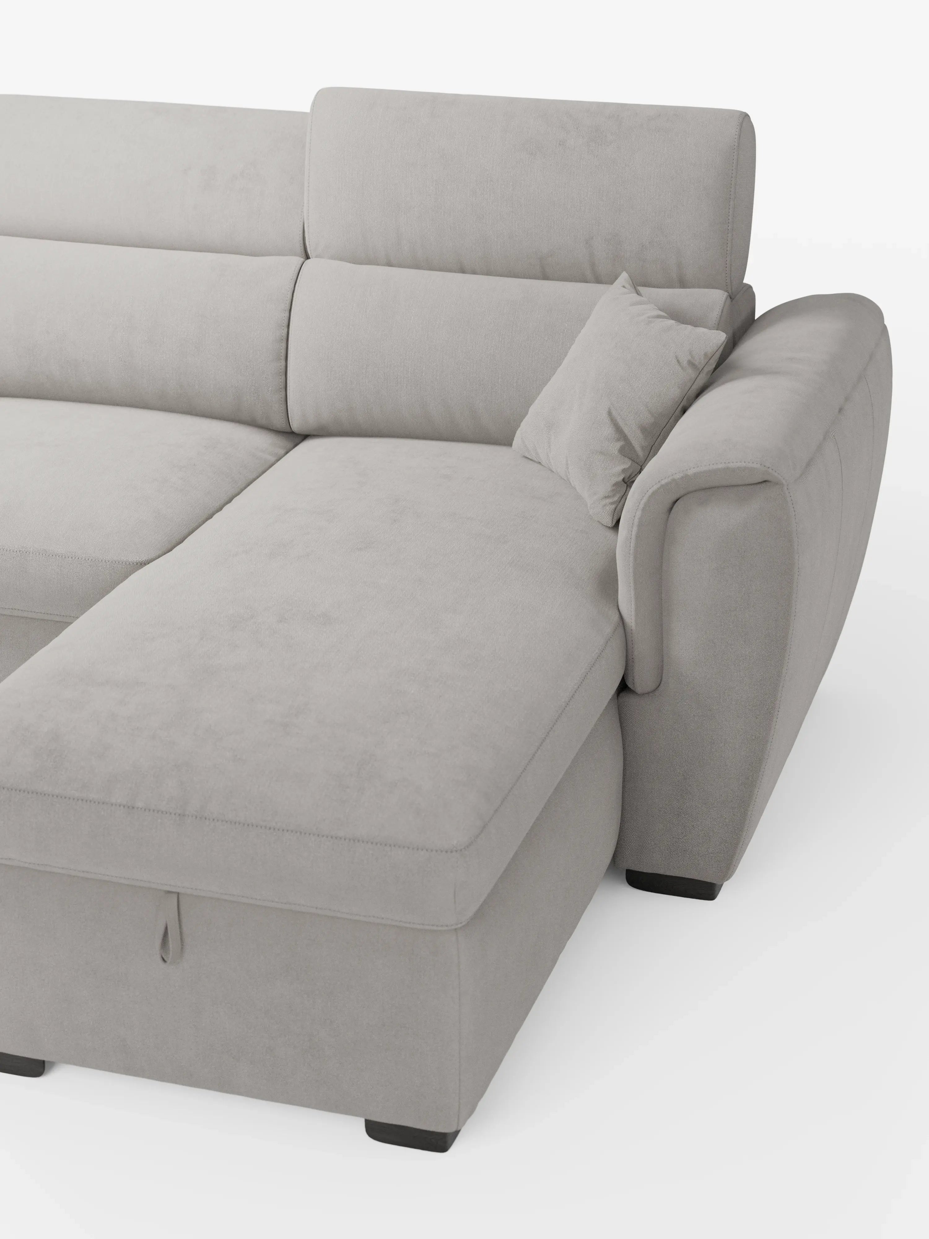 Il divano letto Titano con penisola reversibile e contenitore di Divani.Store è rivestito in tessuto grigio chiaro antimacchia, con una chaise longue posizionabile su entrambi i lati, imbottitura morbida, un ampio bracciolo su un’estremità, poggiatesta reclinabili regolabili, un elemento estraibile per un maggiore comfort e gambe corte nere. Questo divano moderno include anche un cuscino decorativo singolo abbinato ed è raffigurato su uno sfondo bianco a tinta unita.