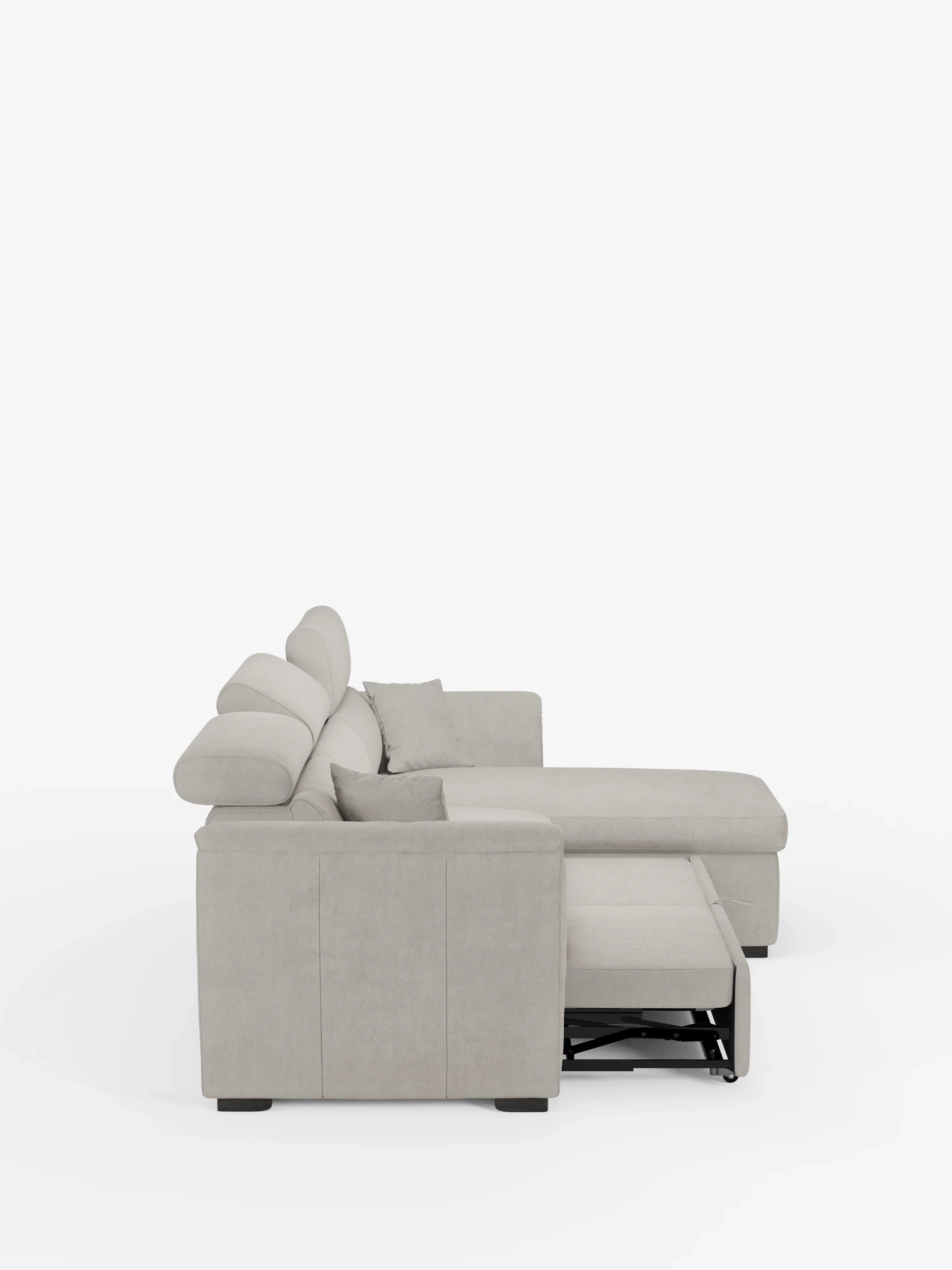 Vista laterale del divano letto Titano con penisola reversibile e contenitore di Divani.Store in grigio chiaro, caratterizzato da linee pulite, braccioli imbottiti, poggiatesta regolabili e una sezione chaise longue con pouf reversibile con contenitore e elemento estraibile in tessuto antimacchia. Il moderno divano componibile è impreziosito da diversi cuscini di piccole dimensioni e fa da contrappunto a uno sfondo bianco a tinta unita.