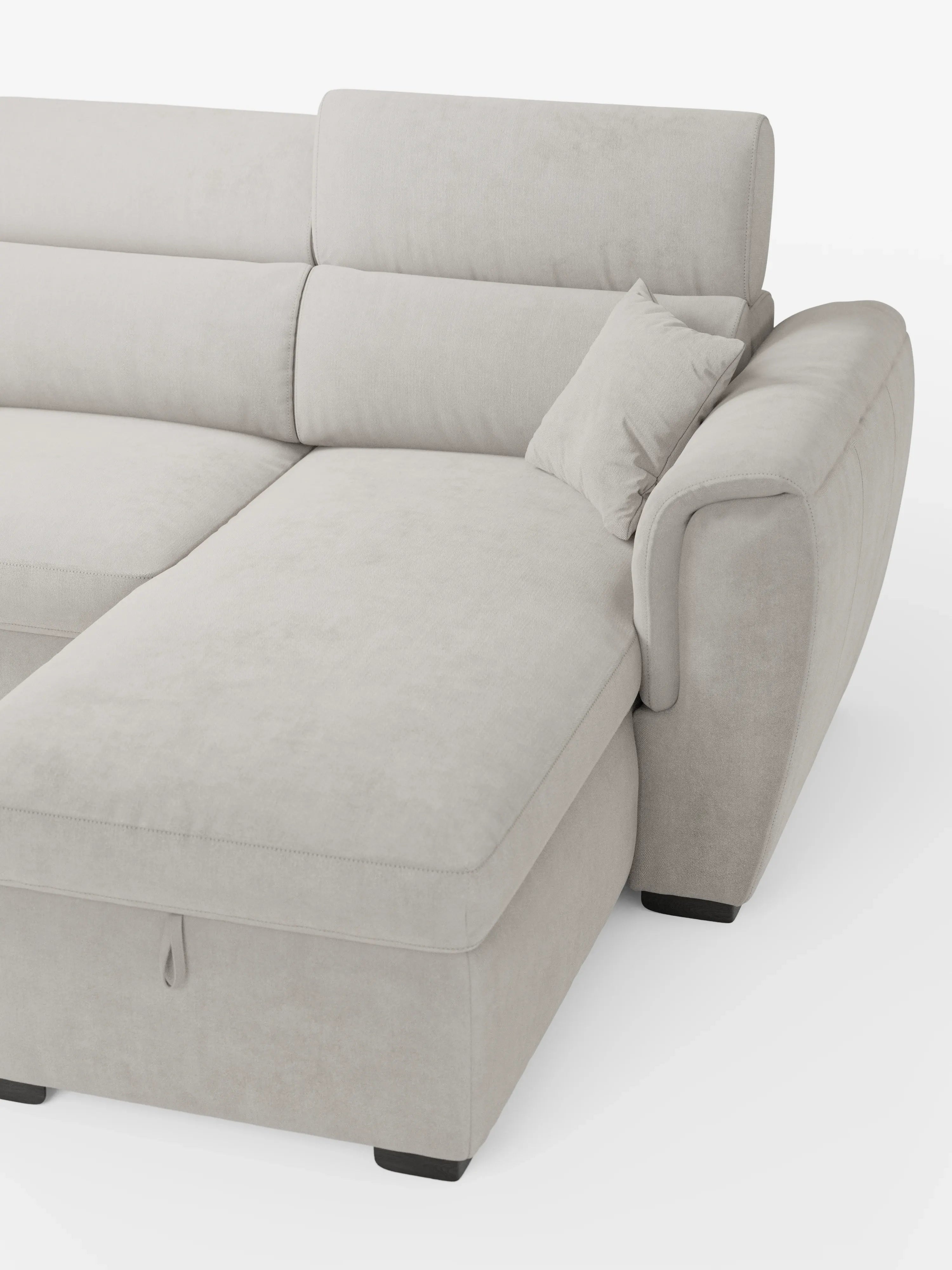 Vi presentiamo il divano letto Titano con penisola reversibile e contenitore di Divani.Store, un moderno divano componibile a L in tessuto beige chiaro con ampi braccioli, morbidi cuscini, poggiatesta reclinabili e una chaise longue reversibile. Questo versatile divano moderno è dotato anche di un vano contenitore integrato e di un elemento estraibile, il tutto poggiato su bassi piedini neri a blocco su uno sfondo bianco a tinta unita.