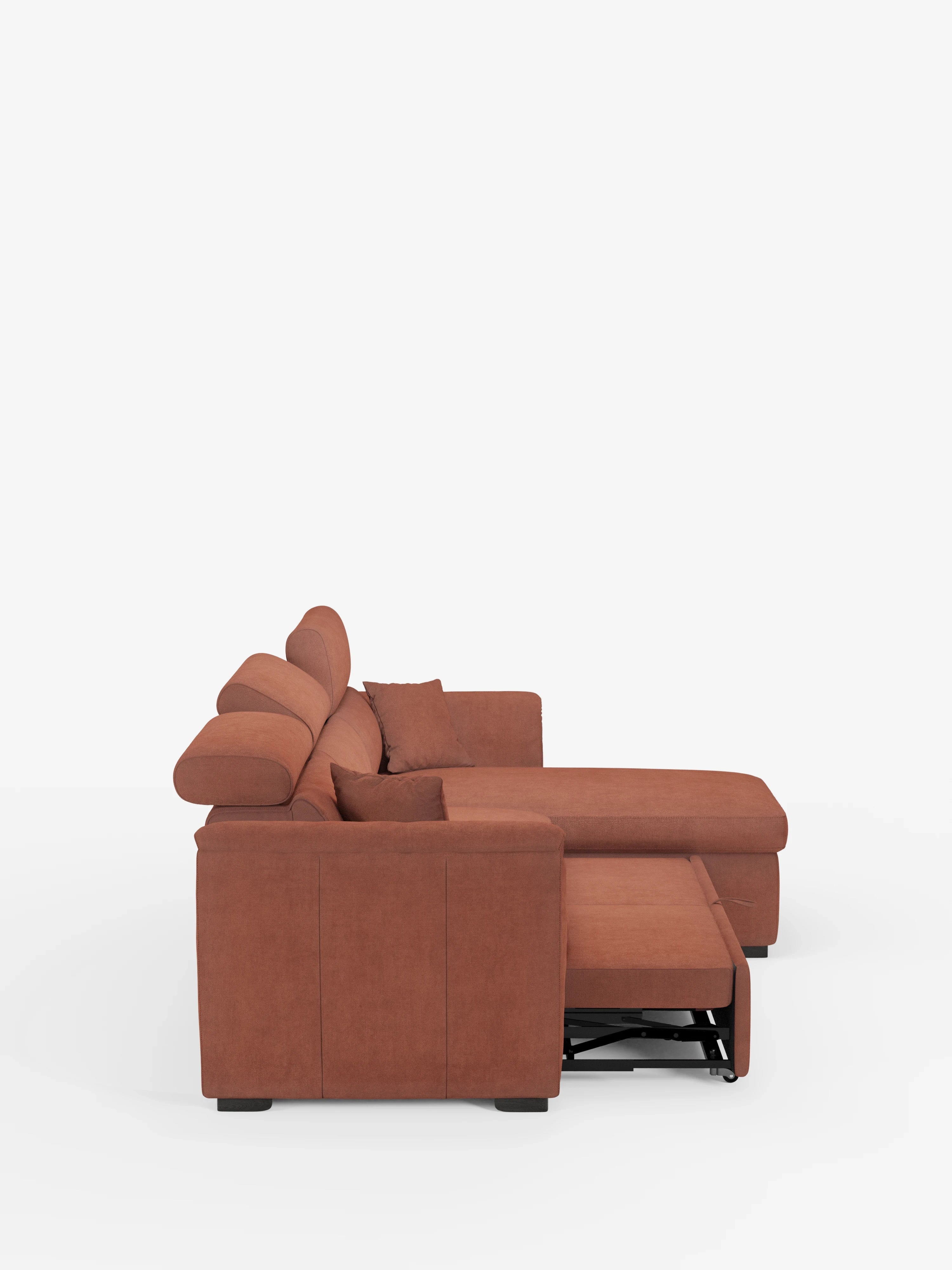 Vista laterale del divano letto Titano con penisola reversibile e contenitore di Divani.Store, rivestito in tessuto antimacchia con morbidi cuscini. Dotato di poggiatesta regolabili, una chaise longue reversibile sulla destra e un poggiapiedi estensibile integrato nel meccanismo di apertura del letto. Lo sfondo bianco a tinta unita mette in risalto la forma elegante e la trama di questo divano moderno.