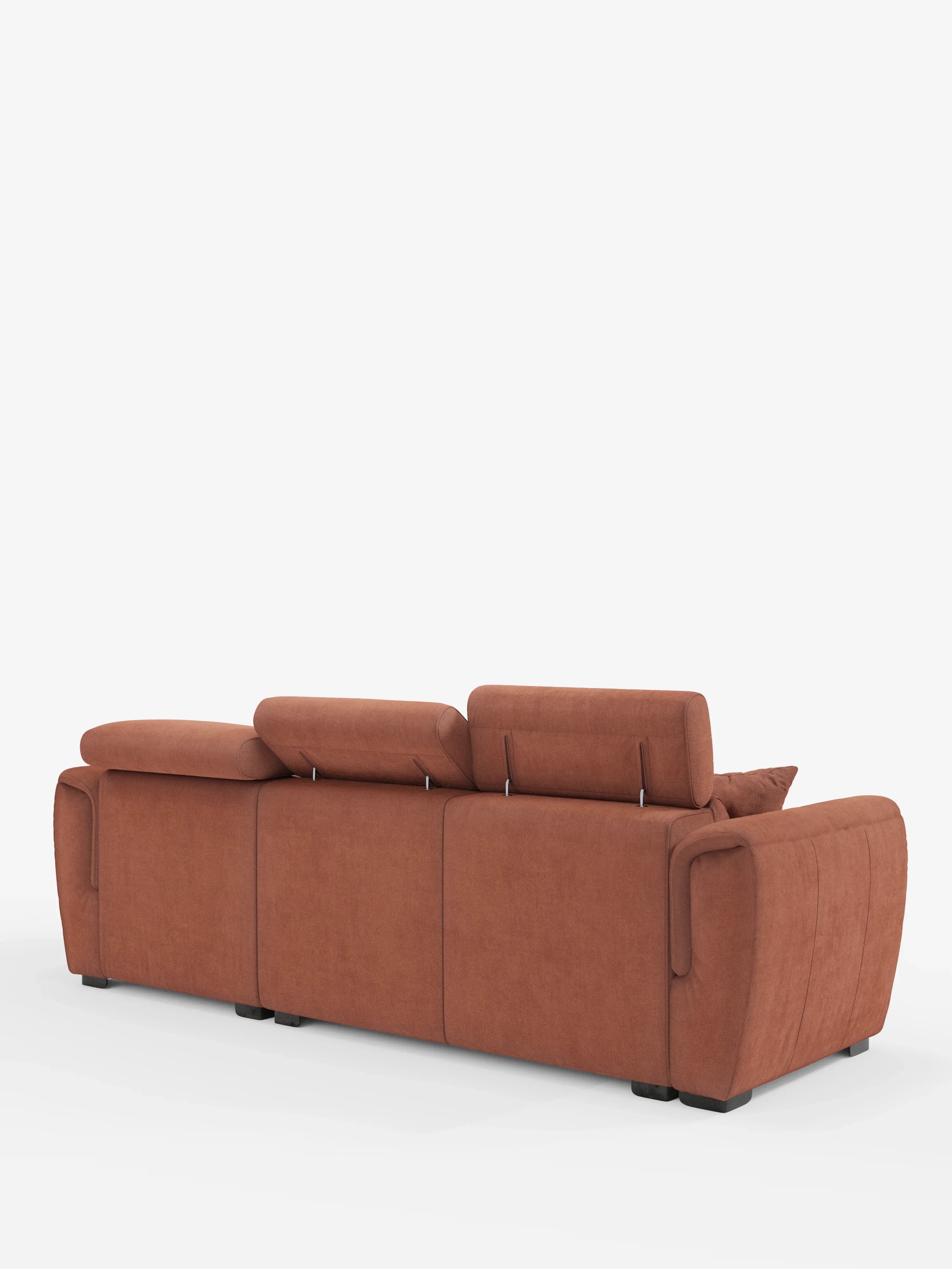 Il divano letto a tre posti Titano con penisola reversibile di Divani.Store, in colore ruggine, viene presentato di retro, mettendo in risalto il suo design elegante e moderno. Il divano è dotato di poggiatesta reclinabili, morbidi cuscini, braccioli arrotondati e gambe corte di colore nero. Il suo tessuto antimacchia e le linee pulite risaltano sullo sfondo bianco, mettendo in risalto il colore caratteristico e la silhouette contemporanea del divano.