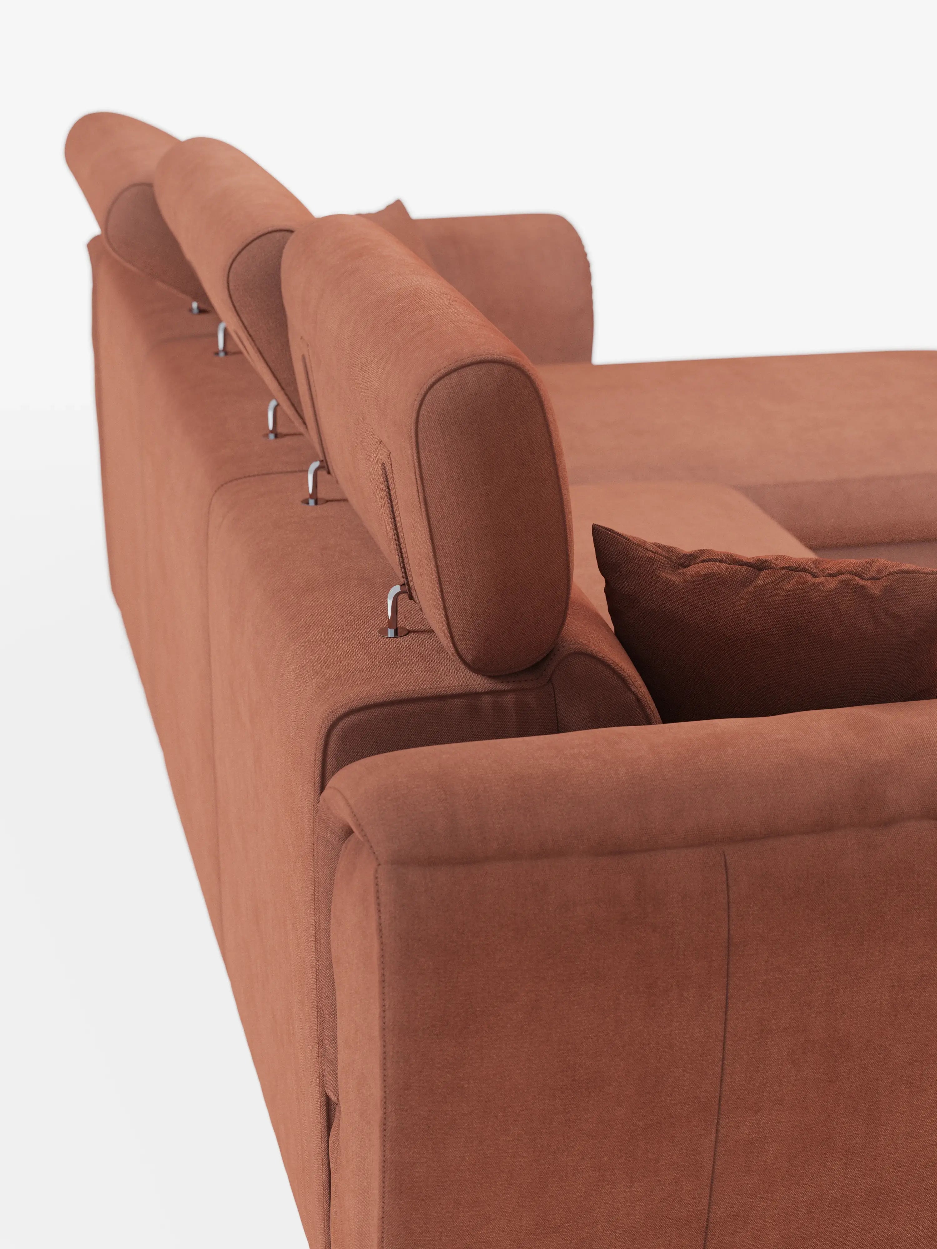 Un primo piano del divano letto Titano con penisola reversibile e contenitore di Divani.Store, caratterizzato da un tessuto color ruggine resistente alle macchie, morbidi cuscini e poggiatesta regolabili. Posizionato su uno sfondo bianco, l’angolazione mette in risalto lo schienale e il profilo laterale di questo moderno divano letto con chaise longue reversibile, esaltandone il design contemporaneo e l’accogliente comfort.