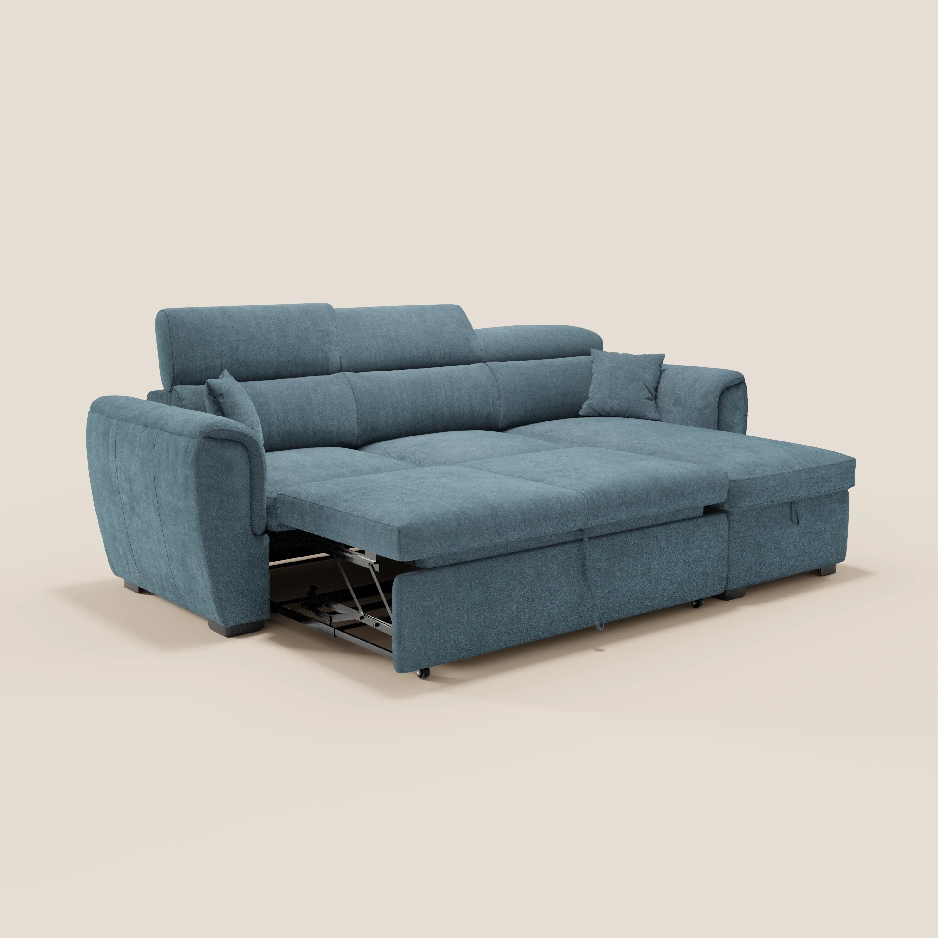 Il Titano Divani.Store presenta un design moderno in blu verde acqua con chaise longue, due braccioli, poggiatesta reclinabili, letto estraibile, penisola contenitore reversibile e tessuto facile da pulire. Lo sfondo è beige a tinta unita.