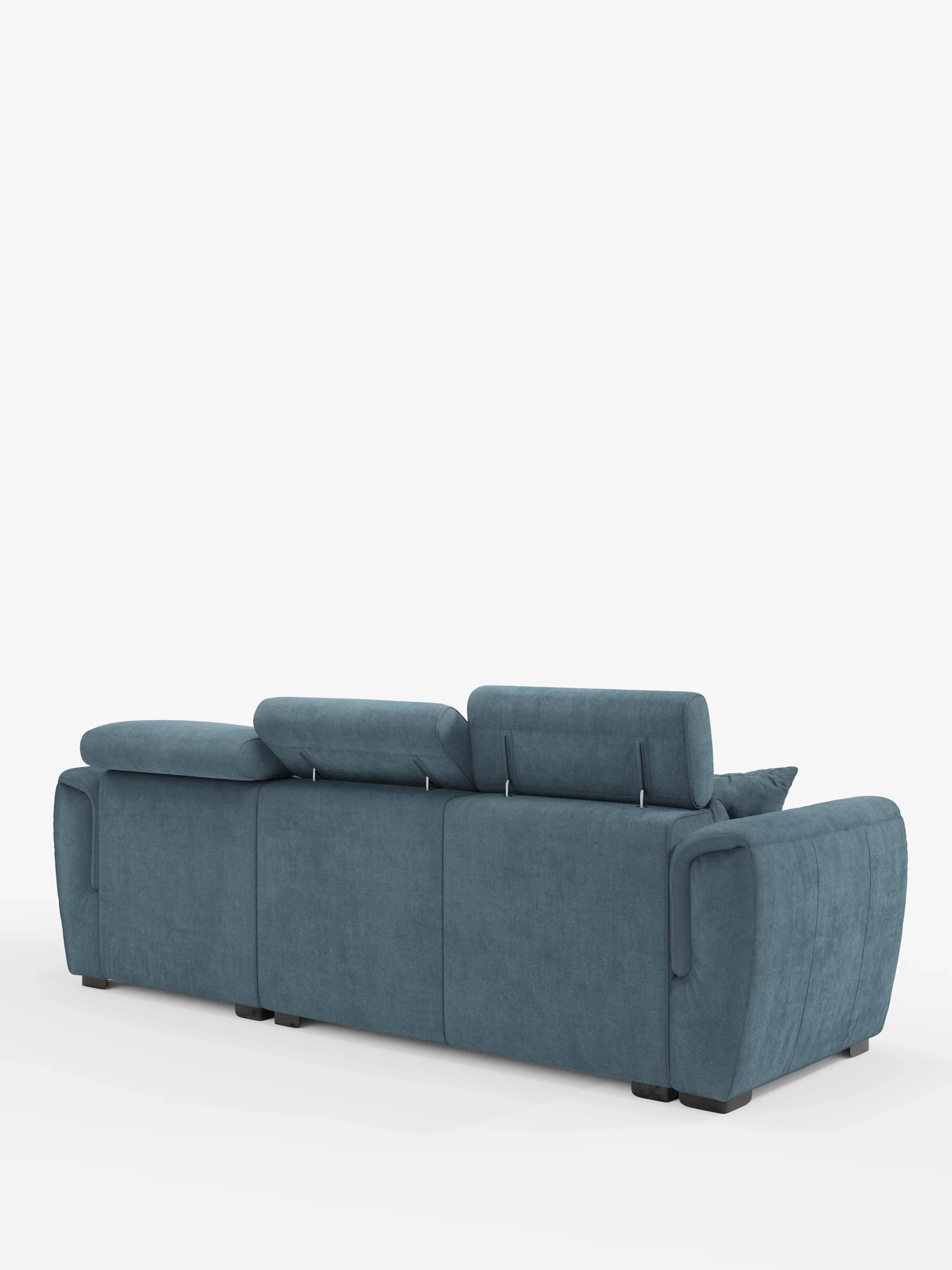 Un divano letto Titano con penisola reversibile e contenitore di Divani.Store, rivestito in tessuto blu antimacchia, è ripreso dal retro su uno sfondo bianco a tinta unita. Questo divano moderno è dotato di poggiatesta regolabili, braccioli curvi e un elemento estraibile. Poggia su gambe corte nere e presenta un design contemporaneo.