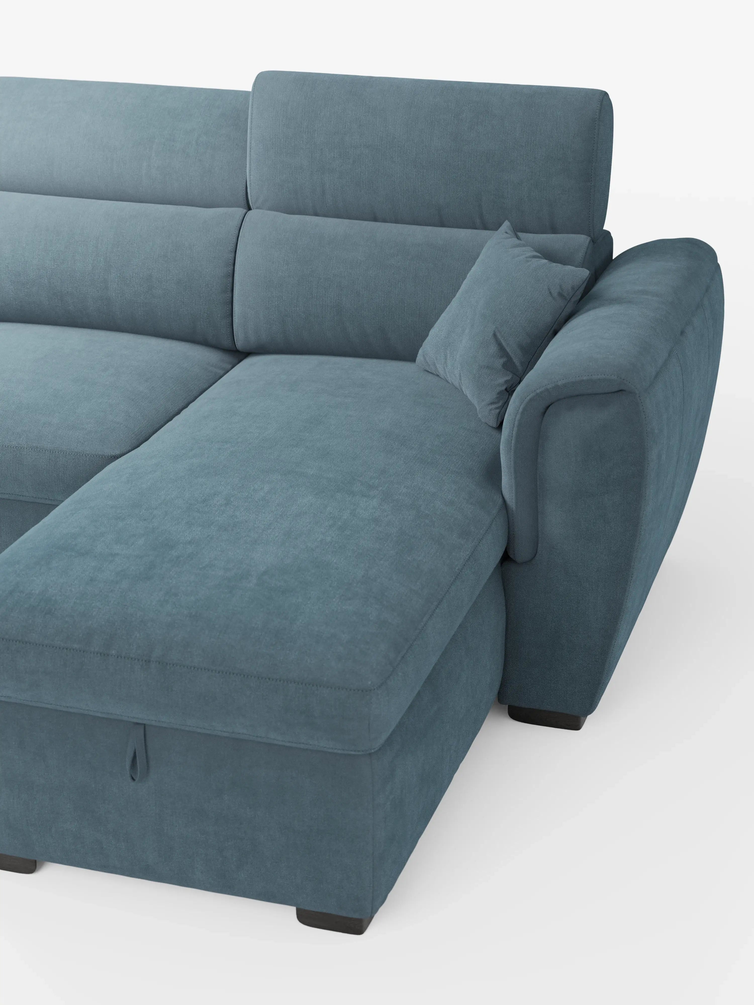 Il divano letto Titano con penisola reversibile e contenitore di Divani.Store è un moderno divano blu a forma di L rivestito in tessuto morbido, soffice e resistente alle macchie. Questo divano è dotato di una chaise longue reversibile con vano contenitore accessibile tramite una maniglia a scorrimento sotto la seduta, un ampio bracciolo su un lato e un cuscino coordinato. Il suo rivestimento denso è completato da gambe dal profilo basso e poggiatesta reclinabili. Lo sfondo è bianco a tinta unita.