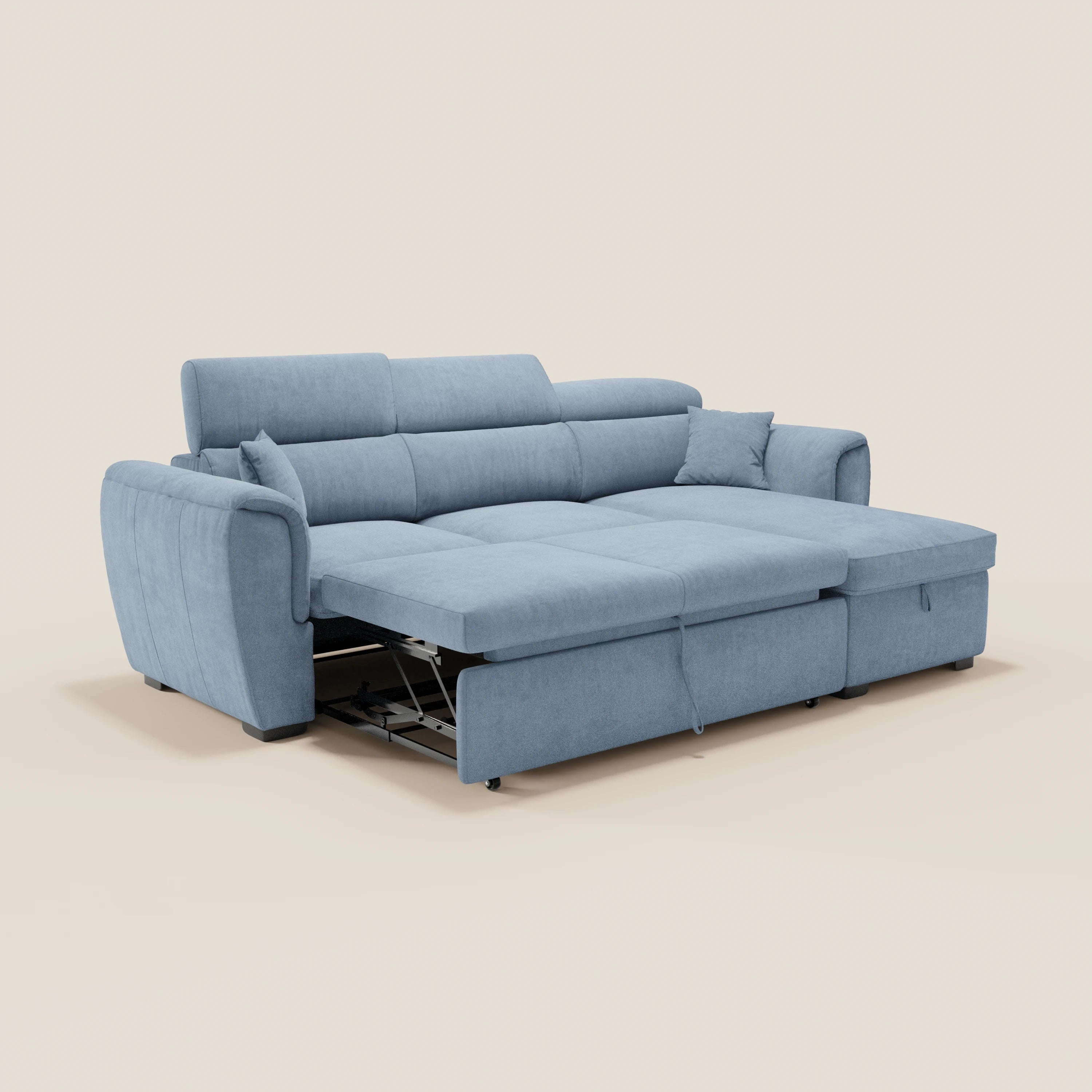 Il divano letto Titano di Divani.Store è dotato di una chaise longue reversibile con vano portaoggetti, poggiatesta reclinabili, letto estraibile e tessuto antimacchia, per un look moderno e funzionale.
