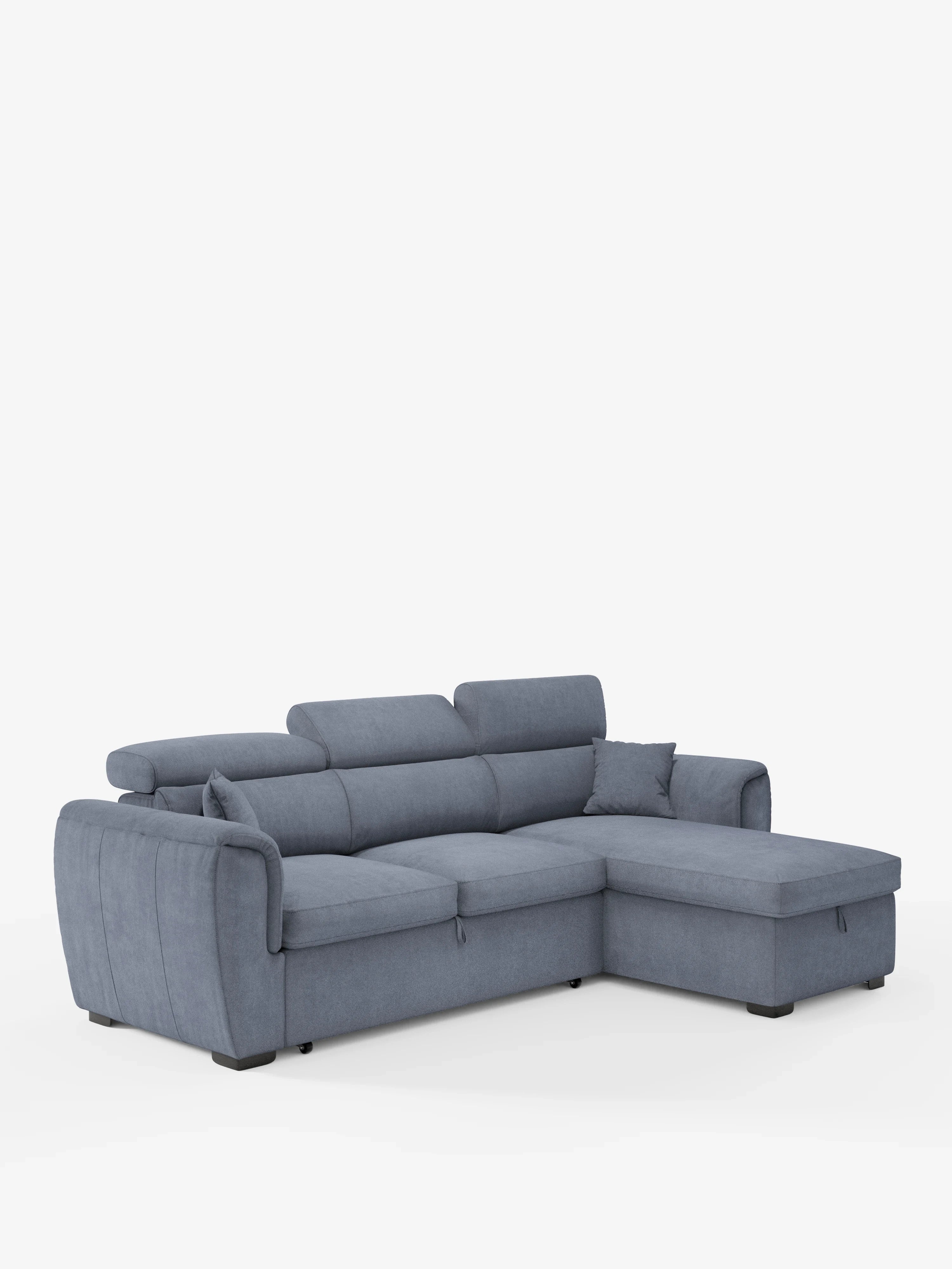 Ecco la frase riscritta utilizzando i dati del prodotto: Il divano letto Titano con penisola reversibile e contenitore di Divani.Store è un moderno divano componibile rivestito in tessuto blu chiaro antimacchia. Caratterizzato da una chaise longue reversibile, poggiatesta reclinabili, un elemento estraibile, morbidi cuscini dello schienale, ampi braccioli e piedini neri bassi, questo divano contemporaneo è presentato su uno sfondo bianco a tinta unita.