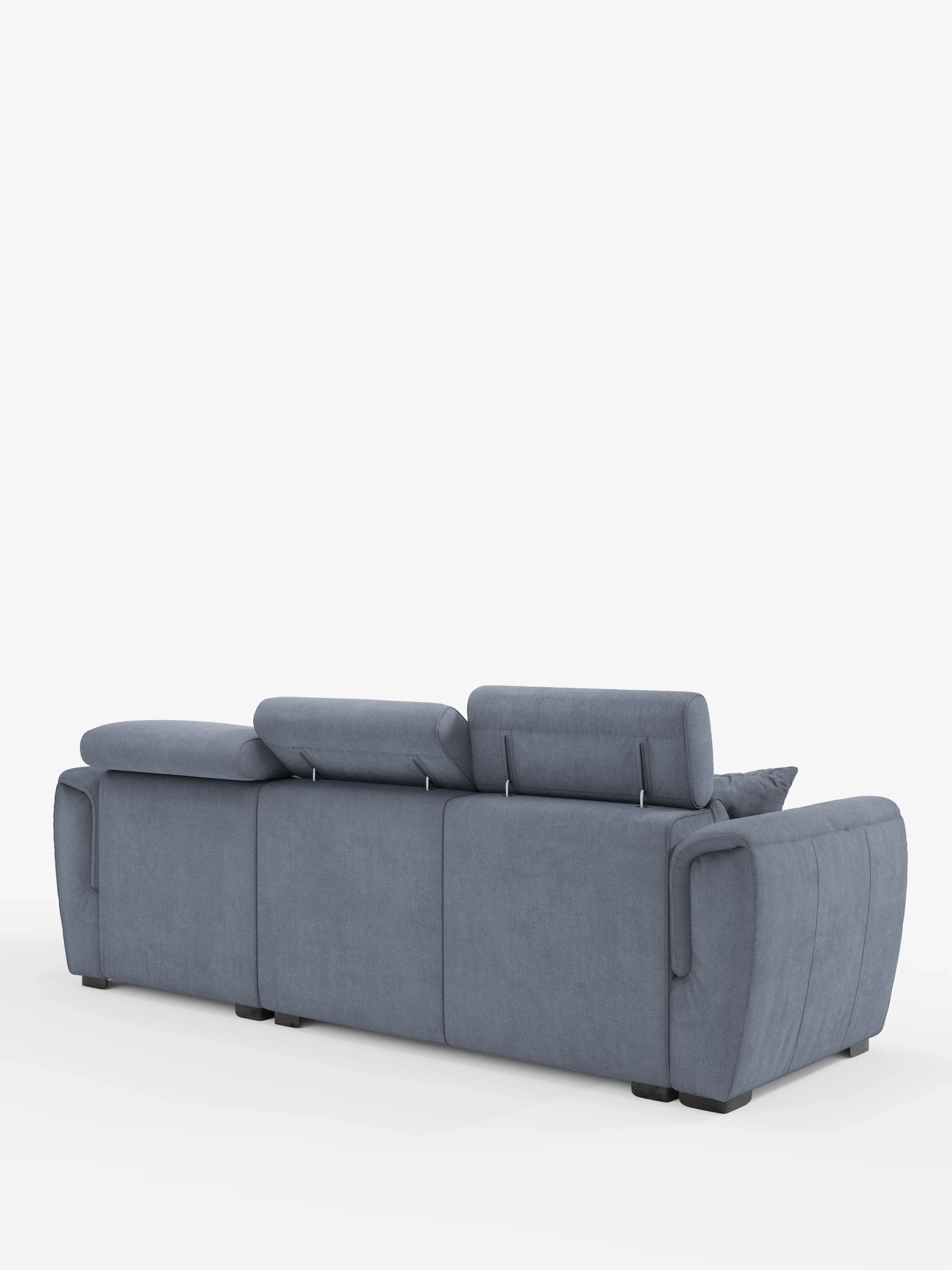 Un divano letto Titano contemporaneo con penisola reversibile e contenitore di Divani.Store, rivestito in tessuto blu-grigio antimacchia, è raffigurato visto da dietro. È dotato di tre poggiatesta reclinabili e braccioli dalle linee morbidamente curve, il tutto completato da un design minimalista e da piedini a blocco neri. Lo sfondo è bianco a tinta unita.