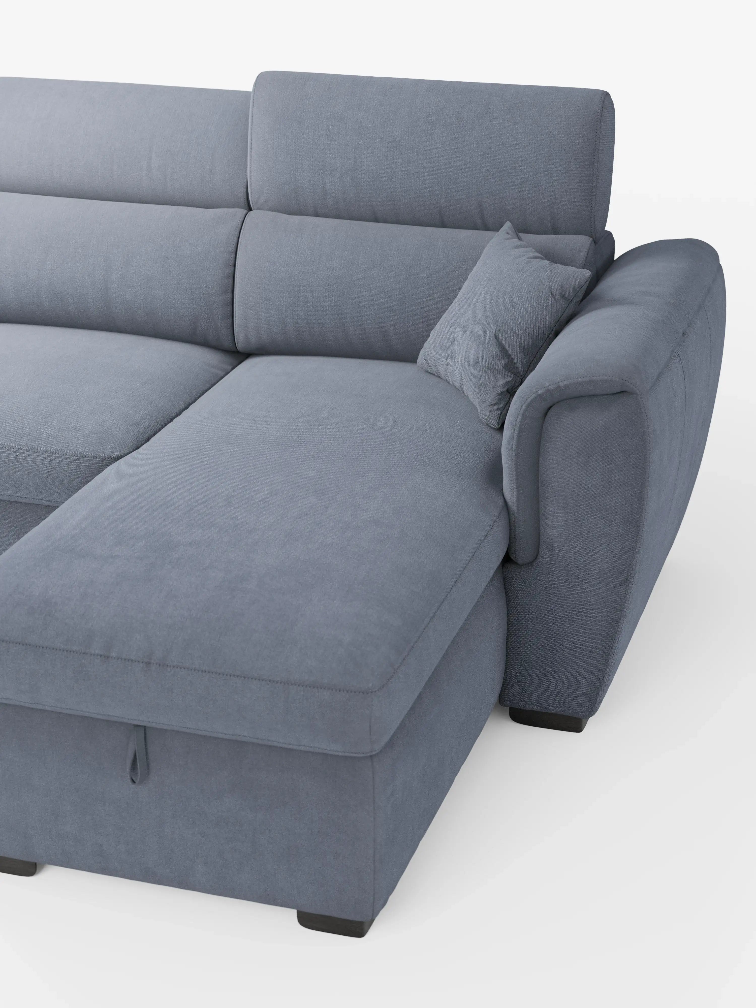 Vi presentiamo il divano letto Titano con penisola reversibile e contenitore di Divani.Store: questo divano moderno, rivestito in tessuto blu facile da pulire, è dotato di una chaise longue reversibile, ampi braccioli imbottiti, poggiatesta regolabili e un elemento estraibile per una maggiore versatilità. Il suo design pulito e minimalista è completato da piedini neri corti e da un cuscino decorativo abbinato.