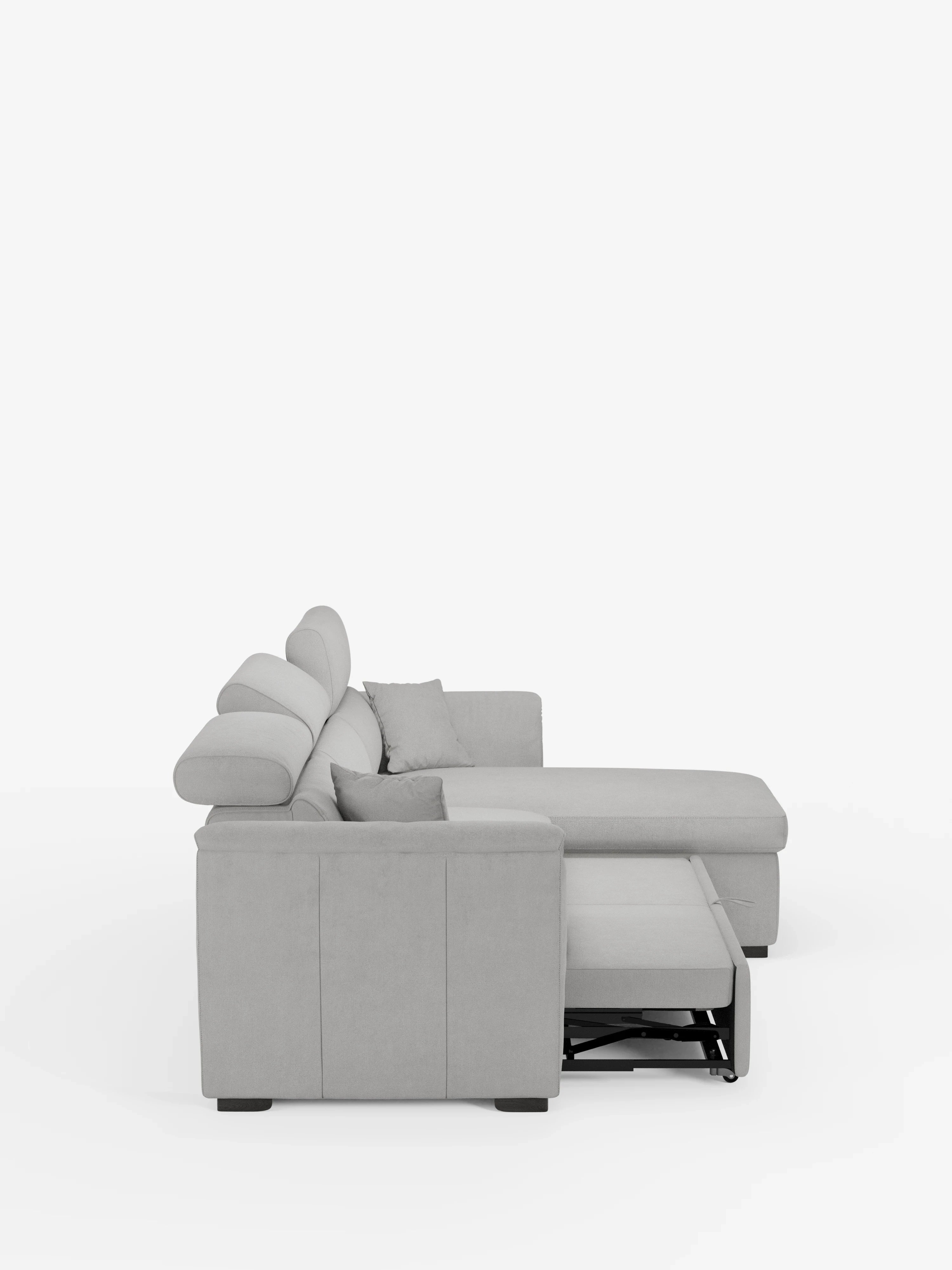 Una vista laterale del divano letto Titano con penisola reversibile e contenitore di Divani.Store, caratterizzato da morbidi cuscini, poggiatesta reclinabili e una chaise longue allungata. La parte anteriore mostra un letto estraibile parzialmente aperto. Rivestito in tessuto antimacchia, il divano è presentato su uno sfondo bianco a tinta unita.