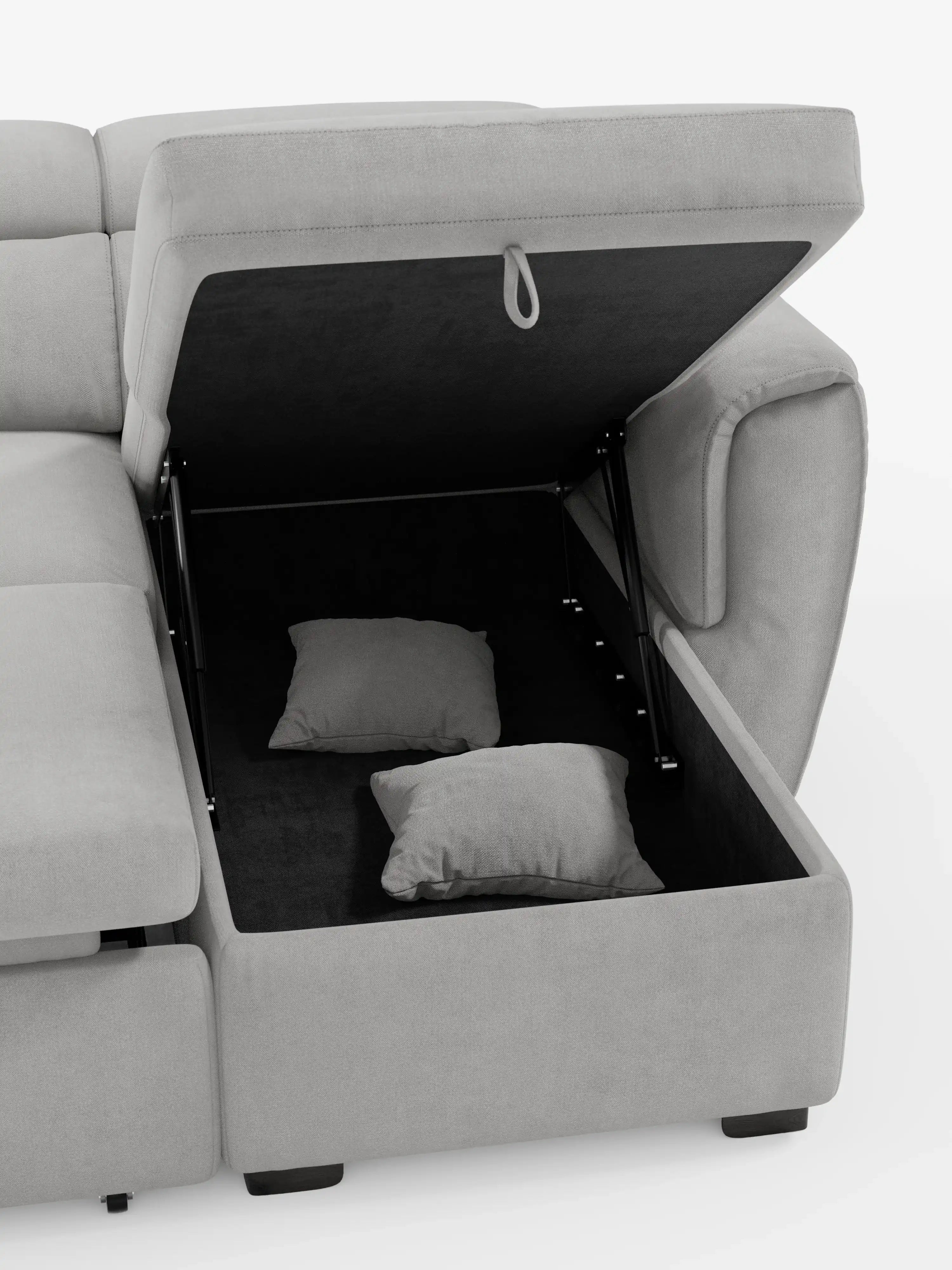 Il divano letto Titano con penisola reversibile e contenitore di Divani.Store è un divano moderno imbottito di colore grigio chiaro, caratterizzato da morbidi braccioli imbottiti e poggiatesta reclinabili. Una delle sedute è dotata di un vano contenitore con maniglia che ne facilita il sollevamento, all’interno del quale si trovano due cuscini grigi. Il divano componibile offre inoltre un elemento estraibile e un tessuto antimacchia per una maggiore praticità.
