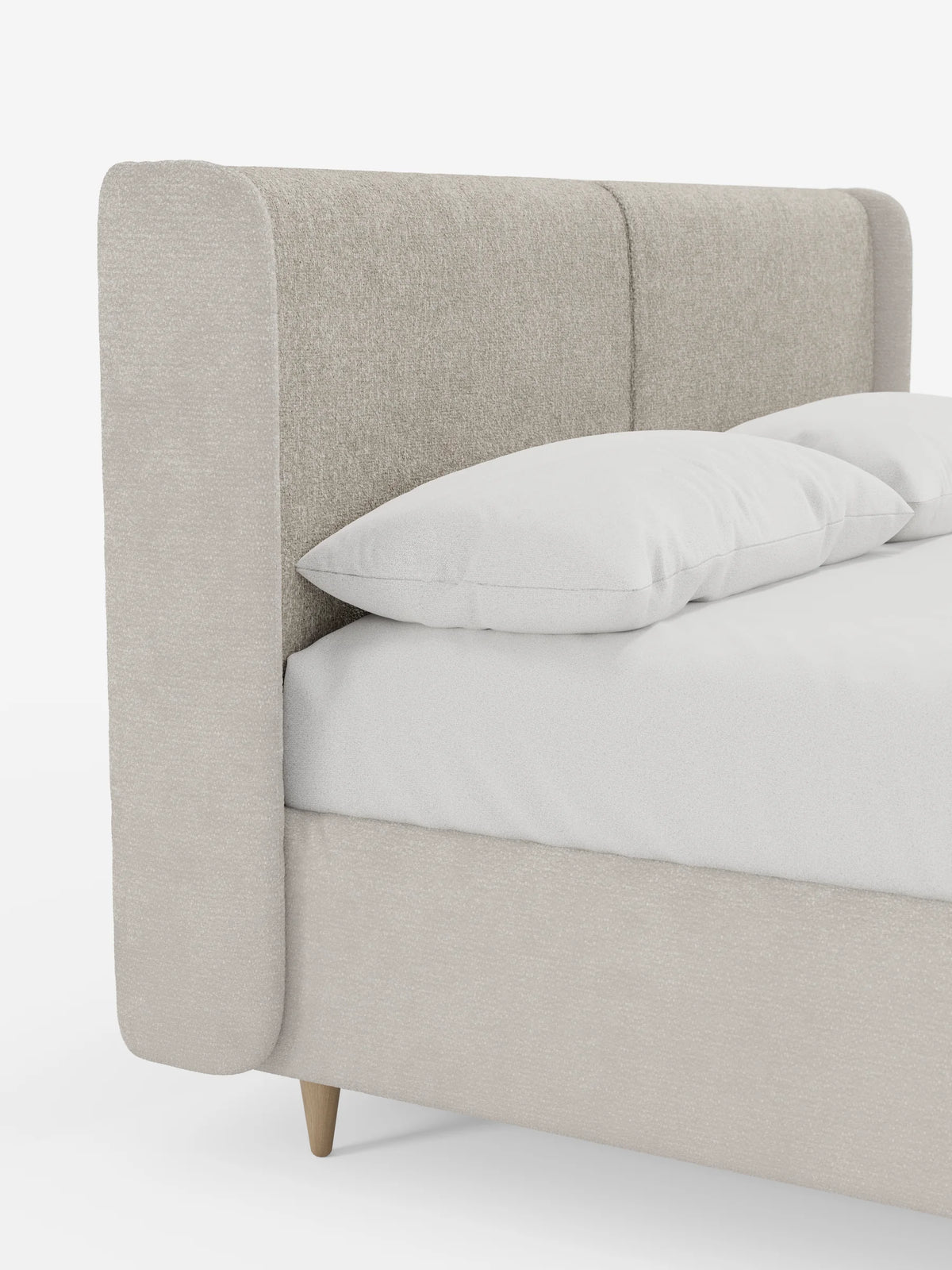 Un primo piano di un letto imbottito bicolore VALKIRIA con contenitore, caratterizzato da una testiera alta, ricurva e imbottita di colore beige, biancheria da letto bianca e gambe coniche in legno chiaro.