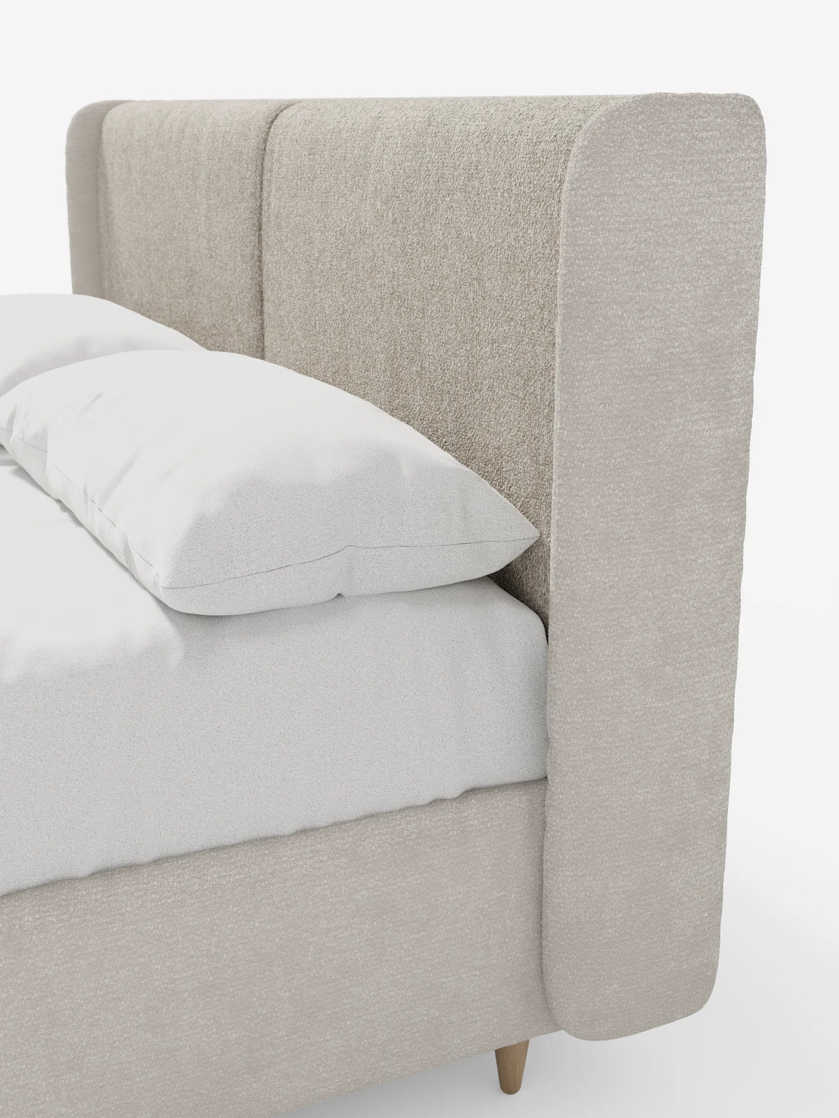 Un primo piano del letto imbottito bicolore VALKIRIA con contenitore, caratterizzato da una testiera alta, ricurva e testurizzata, rivestita in tessuto beige, da biancheria da letto bianca e da gambe corte in legno chiaro, il tutto su uno sfondo bianco a tinta unita.