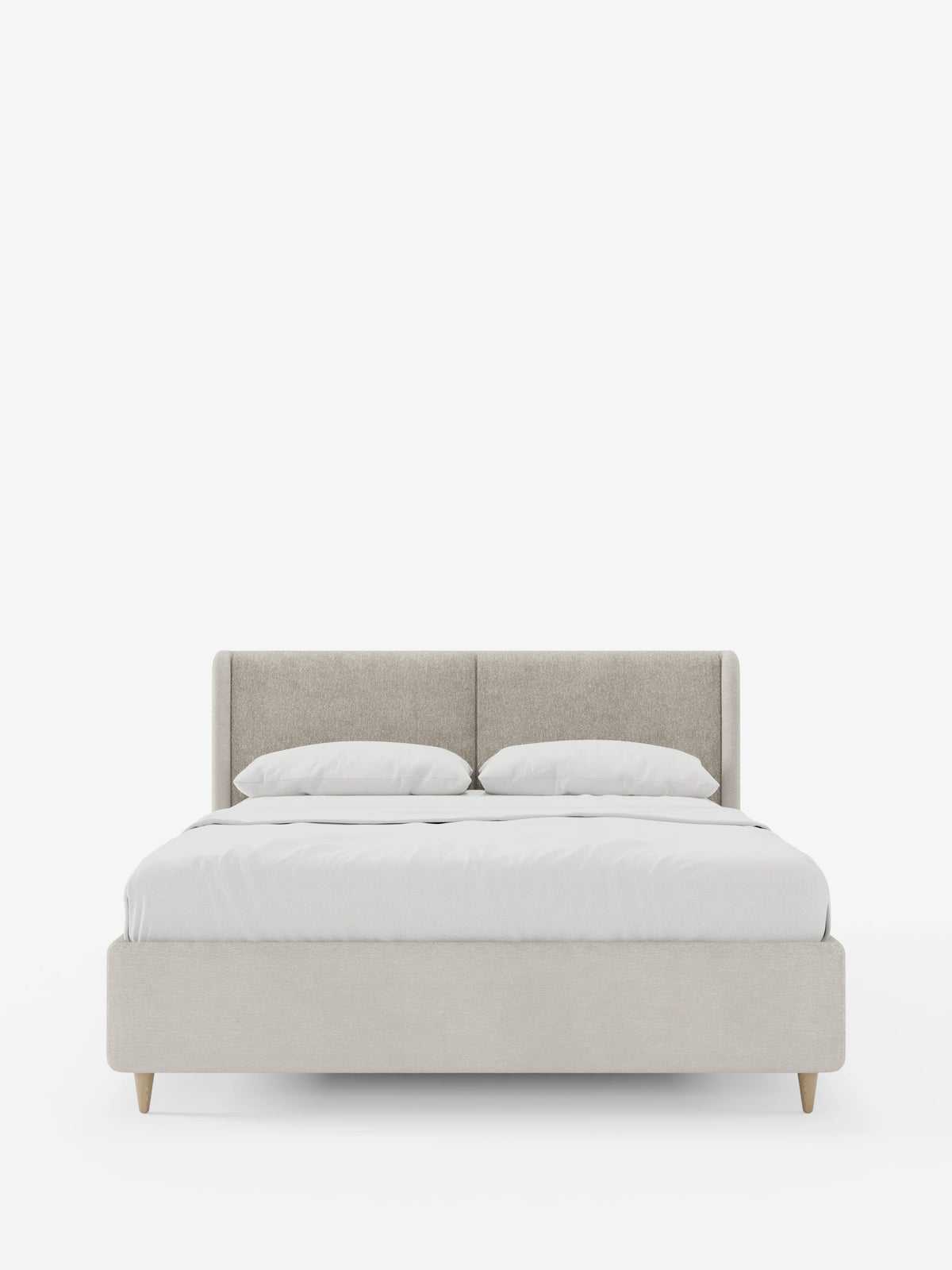 Il letto imbottito bicolore VALKIRIA con contenitore è un letto moderno caratterizzato da una testiera alta e ricurva nei toni del beige e del grigio, da lenzuola di un bianco brillante e da gambe affusolate in legno che risaltano su uno sfondo bianco a tinta unita.