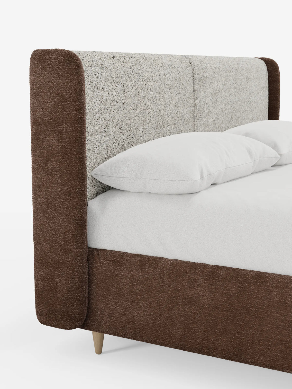 Il letto imbottito bicolore VALKIRIA con contenitore presenta una testiera alta e ricurva con un pannello centrale grigio chiaro dalla trama ruvida, incorniciato da tessuto marrone scuro, una base marrone abbinata e biancheria da letto bianca a tinta unita.