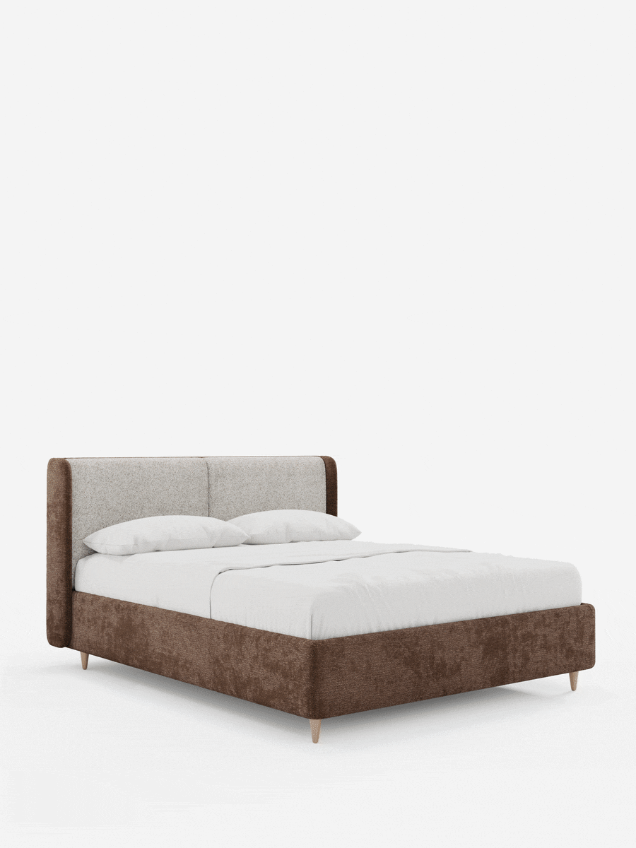 Il letto imbottito bicolore VALKIRIA con contenitore presenta una struttura marrone, una testiera curva grigio chiaro, due cuscini bianchi e un piumone bianco, il tutto sostenuto da quattro gambe affusolate in legno chiaro su uno sfondo bianco a tinta unita.