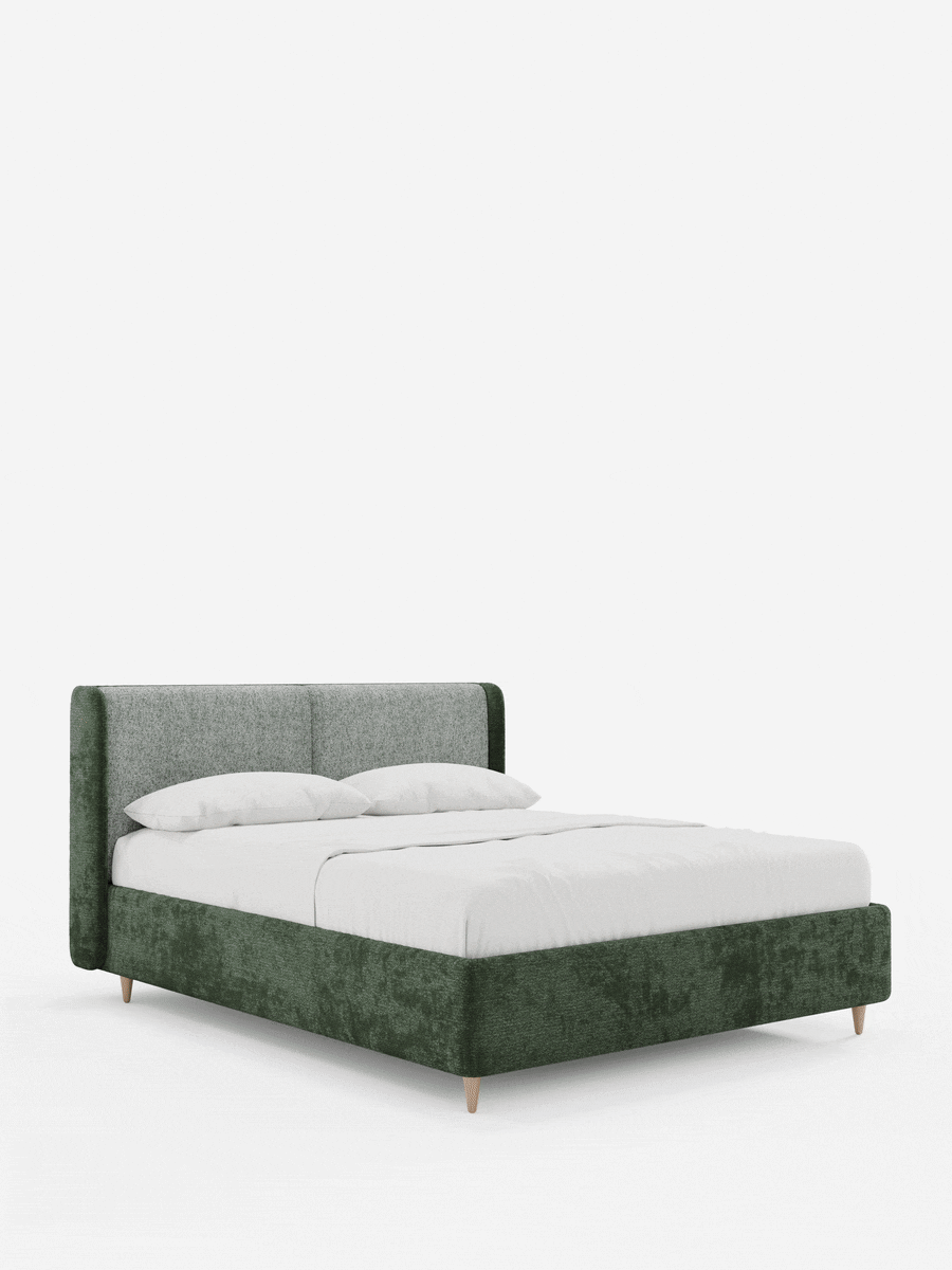 Il letto imbottito bicolore VALKIRIA con contenitore è un letto imbottito con base verde scuro, testiera curva bicolore con parte centrale grigia testurizzata, biancheria da letto bianca e piccoli piedini in legno chiaro su uno sfondo bianco a tinta unita.