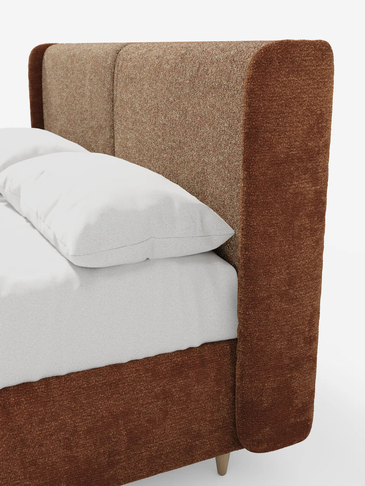 Il letto imbottito bicolore VALKIRIA con contenitore presenta una testiera curva bicolore, con la parte centrale leggermente ruvida al tatto e la cornice più scura, impreziosita da cuscini e biancheria da letto bianchi sul letto imbottito con contenitore.