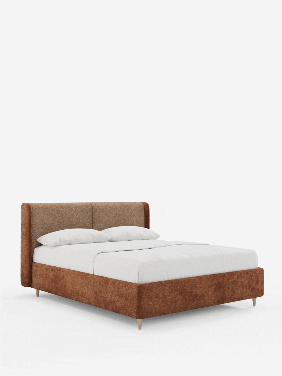 VALKIRIA, letto imbottito bicolore con contenitore, è un letto imbottito moderno con materasso rivestito di bianco, caratterizzato da una testiera marrone chiaro con texture, una struttura color ruggine e piccole gambe affusolate in legno che risaltano su uno sfondo semplice.
