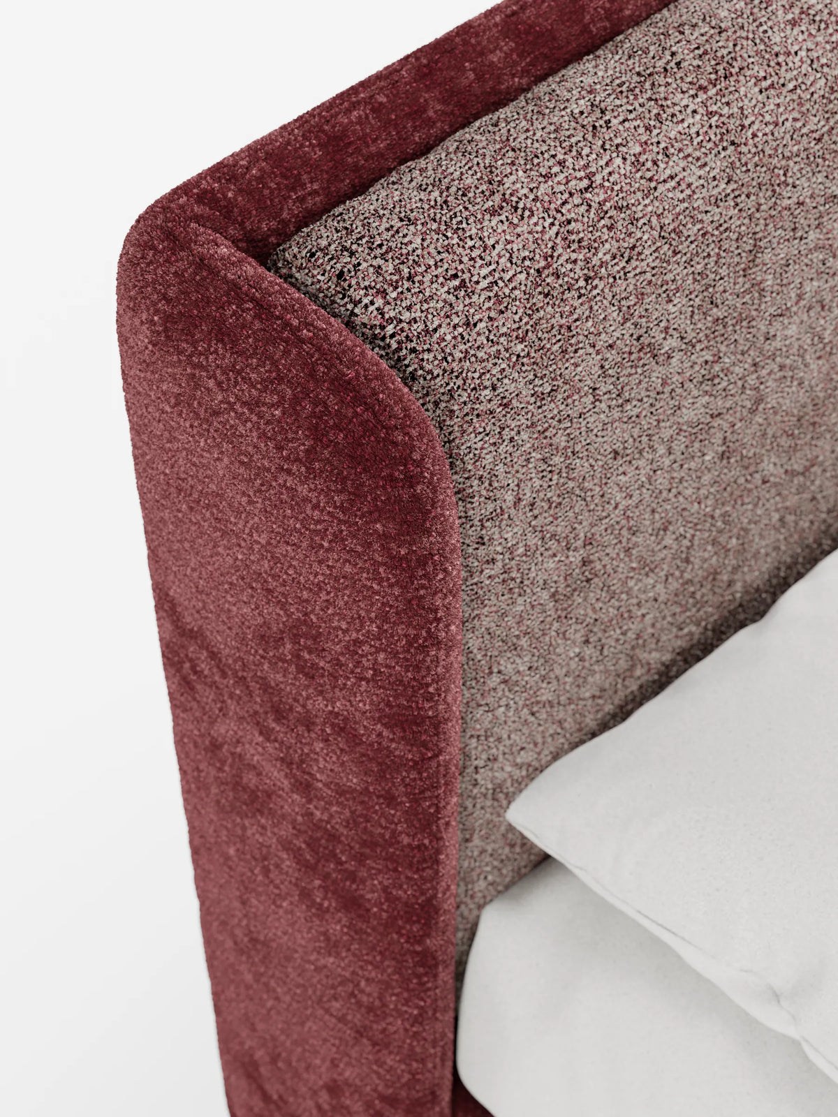 Il letto imbottito VALKIRIA, dal design curvo e bicolore, è dotato di un vano contenitore e presenta un bordo in velluto bordeaux scuro che incornicia un tessuto marrone testurizzato e screziato, con un cuscino liscio di colore grigio chiaro appoggiato alla testiera.