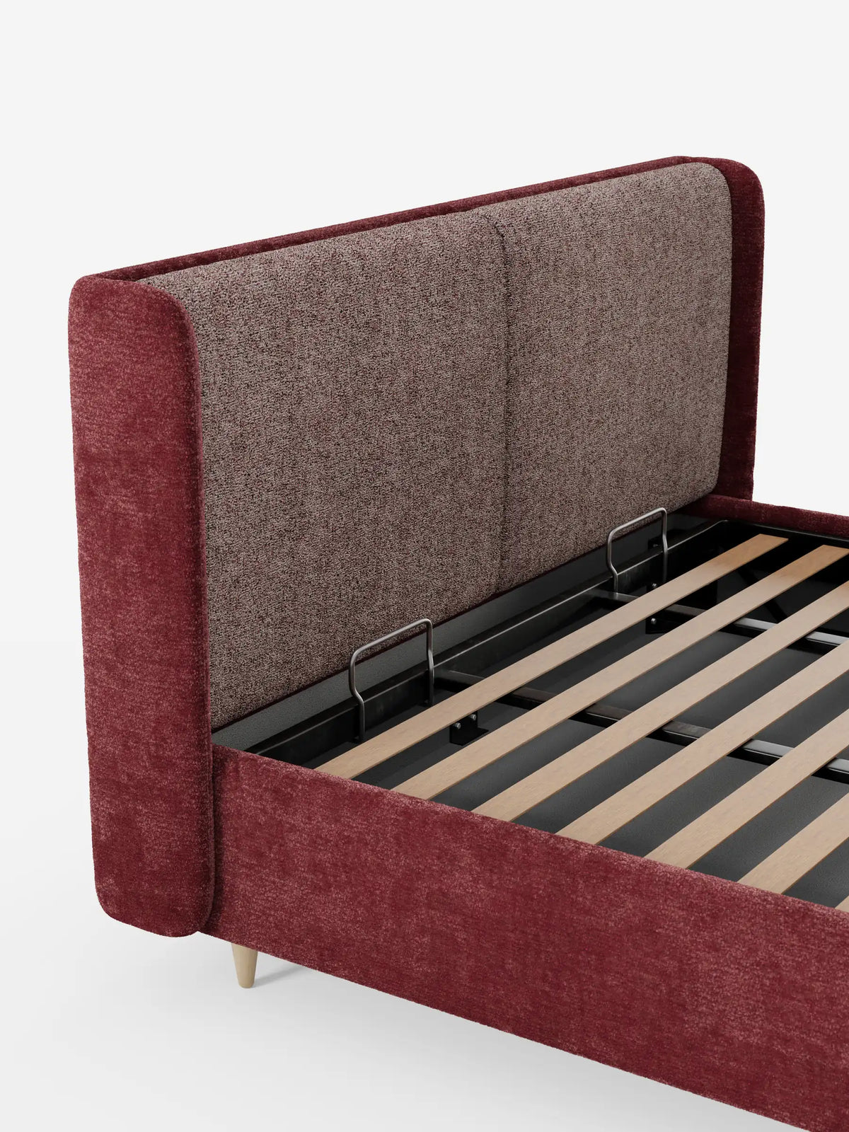 Il letto imbottito bicolore VALKIRIA con contenitore presenta una testiera curva bicolore in tessuto rosso intenso e marrone screziato, con una base aperta che lascia intravedere una struttura a doghe in legno e uno spazio interno di contenimento su uno sfondo bianco a tinta unita.