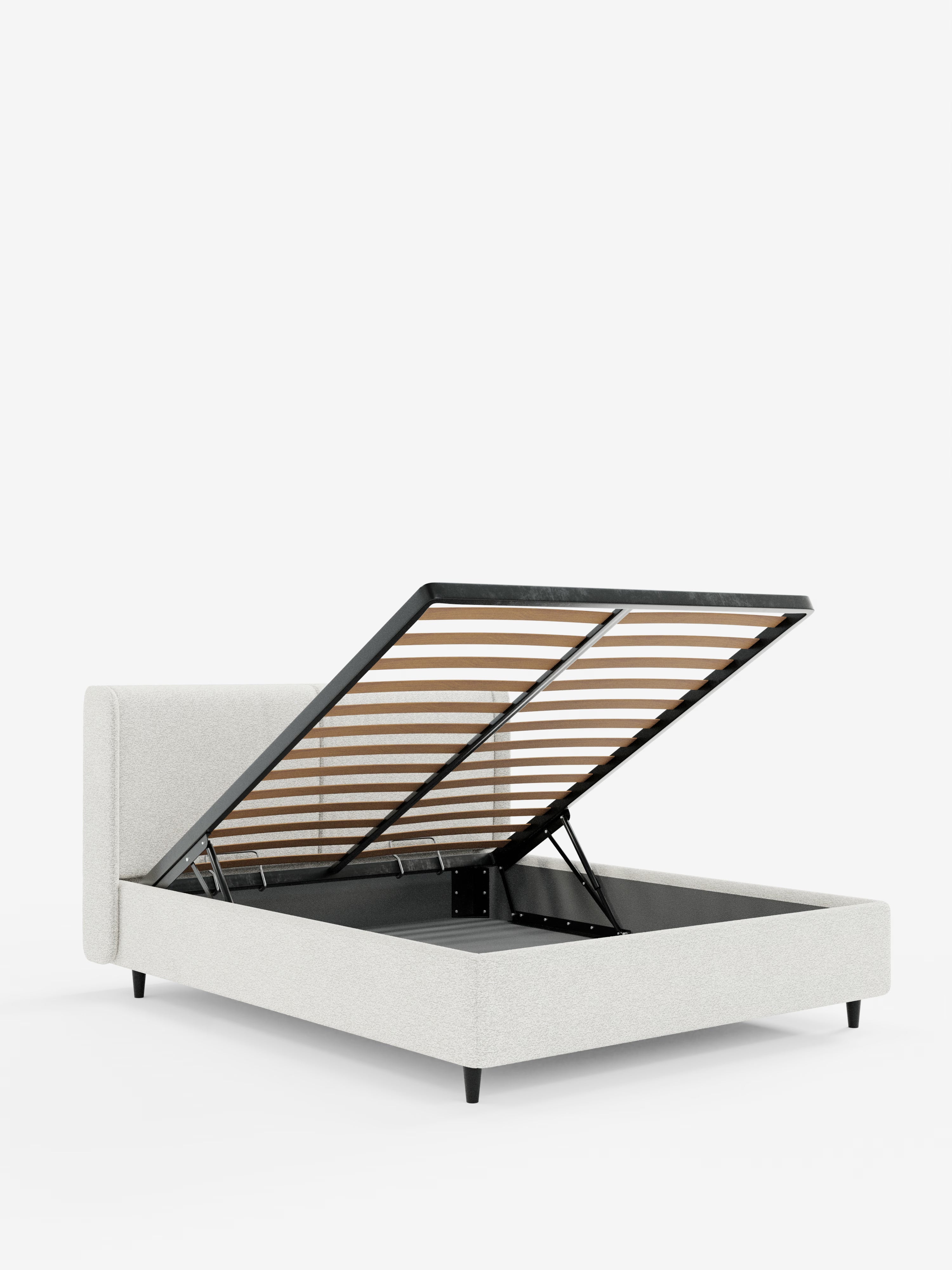 Vi presentiamo il letto di design VALKIRIA con contenitore e testiera avvolgente di Letti.store: un letto contemporaneo caratterizzato da una struttura in tessuto grigio chiaro certificato Oeko-Tex®, due morbidi cuscini imbottiti ed eleganti gambe nere. Questo moderno letto contenitore vanta una base a doghe sollevabile che rivela un ampio spazio contenitivo al di sotto, mentre la testiera minimalista e il design raffinato risaltano magnificamente su uno sfondo bianco a tinta unita.