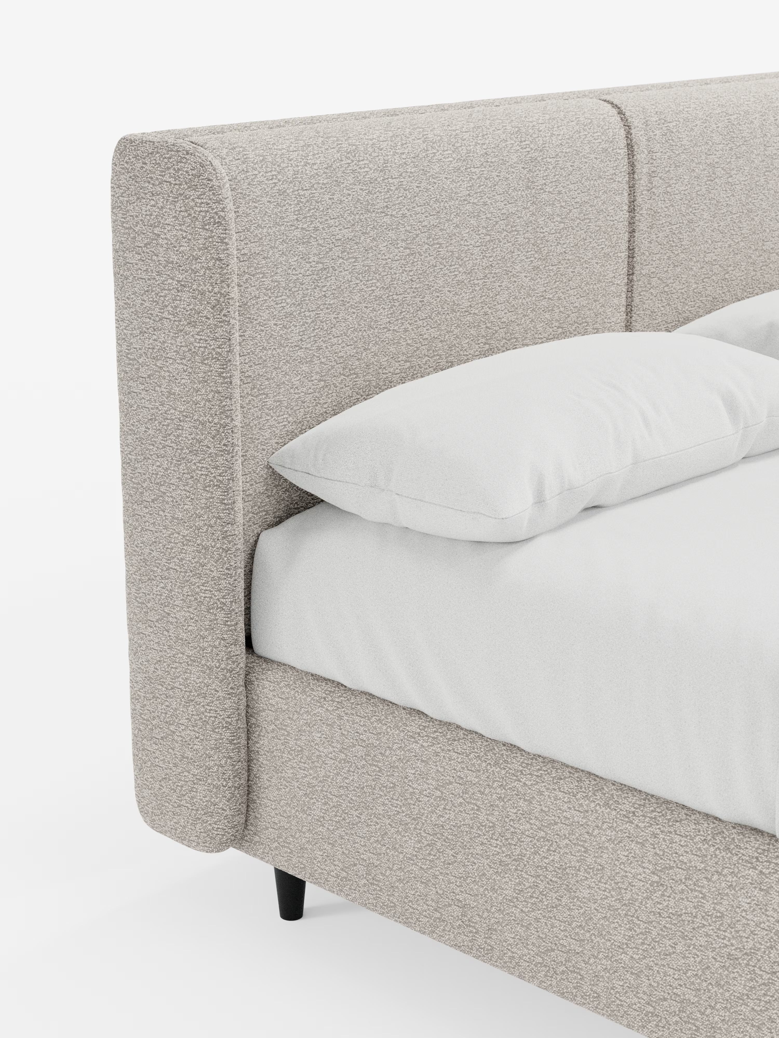 Caratterizzato da un’eleganza contemporanea, il letto di design VALKIRIA con vano contenitore e testiera avvolgente di Letti.store presenta una testiera e una struttura rivestite in tessuto beige testurizzato, completate da due morbidi cuscini e da una biancheria da letto di un bianco candido. La testiera alta dagli angoli arrotondati ne sottolinea il design contemporaneo, mentre il letto poggia su corte gambe nere. Su uno sfondo bianco immacolato, questa ambientazione minimalista esalta il fascino moderno