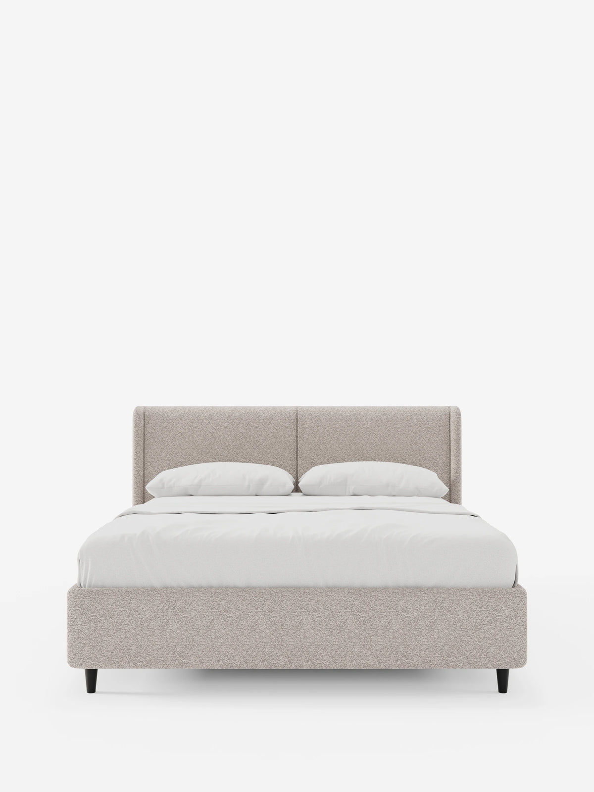 VALKIRIA, letto di design con contenitore e testiera avvolgente, caratterizzato da una struttura imbottita in beige chiaro con effetto testurizzato, due cuscini bianchi, lenzuola bianche e gambe affusolate di colore scuro su uno sfondo bianco a tinta unita.