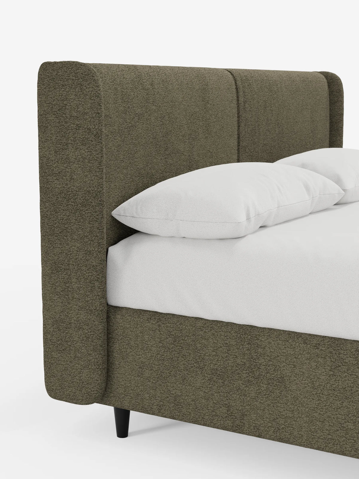 VALKIRIA, letto di design con contenitore e testiera avvolgente, caratterizzato da una struttura imbottita dalla trama ruvida in color marrone oliva e da un’alta testiera avvolgente, con due cuscini bianchi su biancheria da letto bianca e gambe corte e scure.
