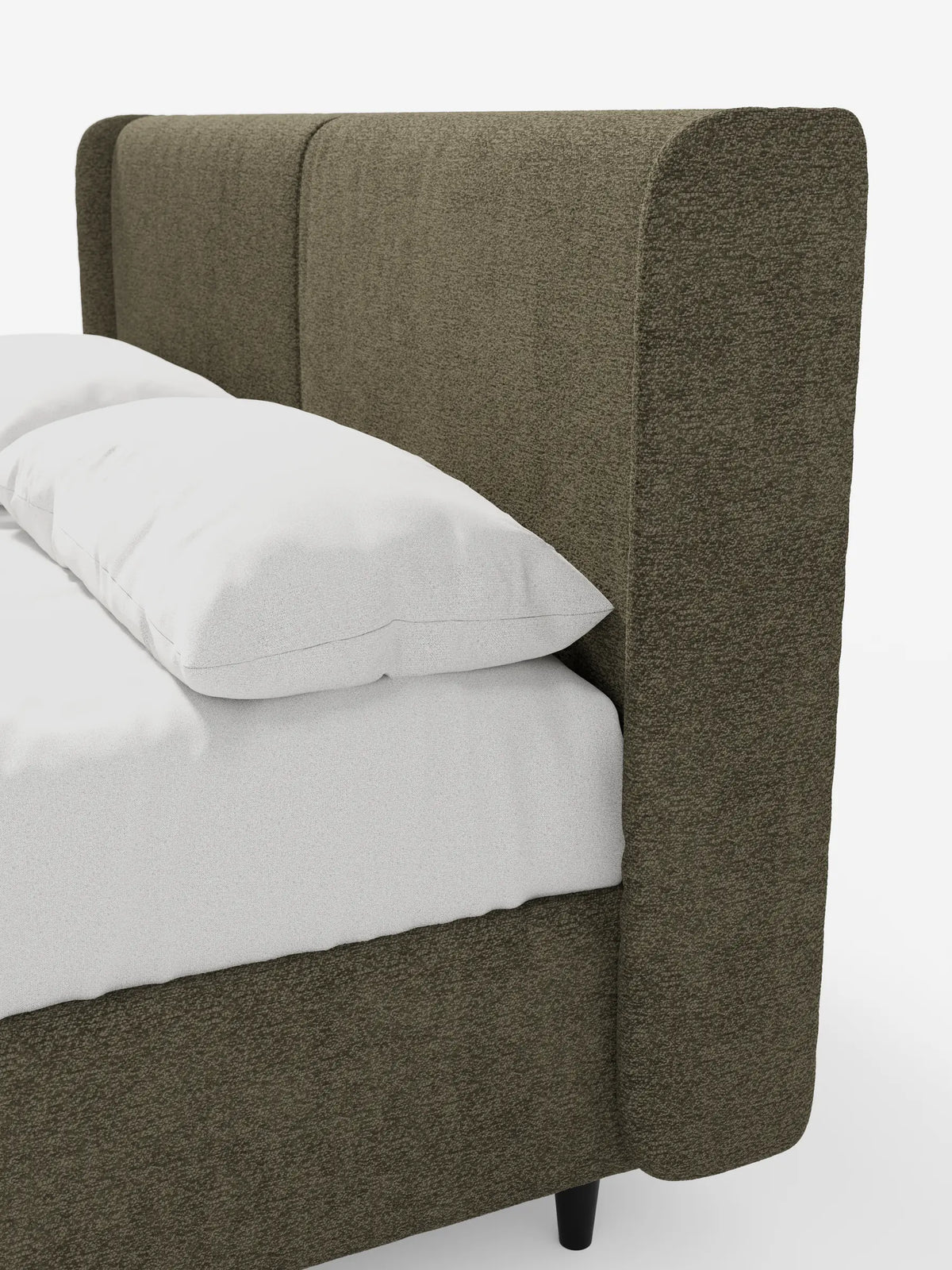Il letto di design VALKIRIA con contenitore e testiera avvolgente presenta una testiera dalla texture color oliva-marrone scuro che si incurva lungo i lati, con lenzuola bianche su piccoli piedini scuri su uno sfondo bianco a tinta unita.