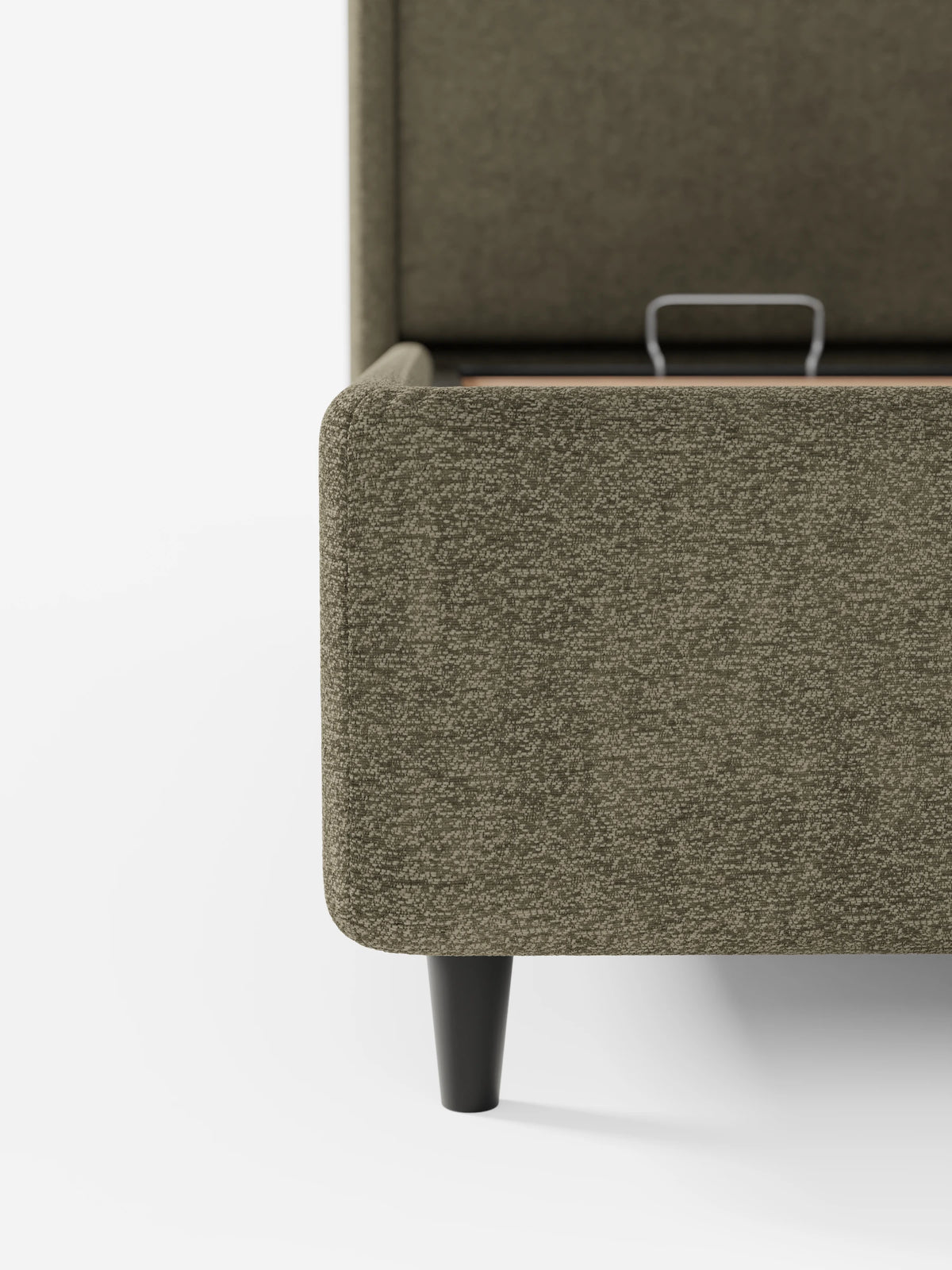 Primo piano del letto di design VALKIRIA con contenitore e testiera avvolgente in tessuto verde oliva, caratterizzato da angoli arrotondati, gambe affusolate scure e un vano portaoggetti aperto sotto la base del materasso, su sfondo bianco.