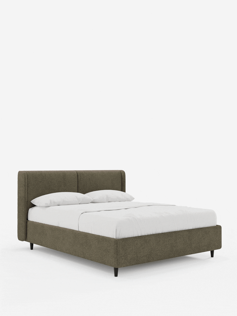 Un moderno letto di design VALKIRIA con contenitore e testiera avvolgente, caratterizzato da una struttura rivestita in tessuto marrone e da una testiera avvolgente, con raffinata biancheria da letto bianca e due cuscini, su sottili gambe scure, su uno sfondo bianco a tinta unita.
