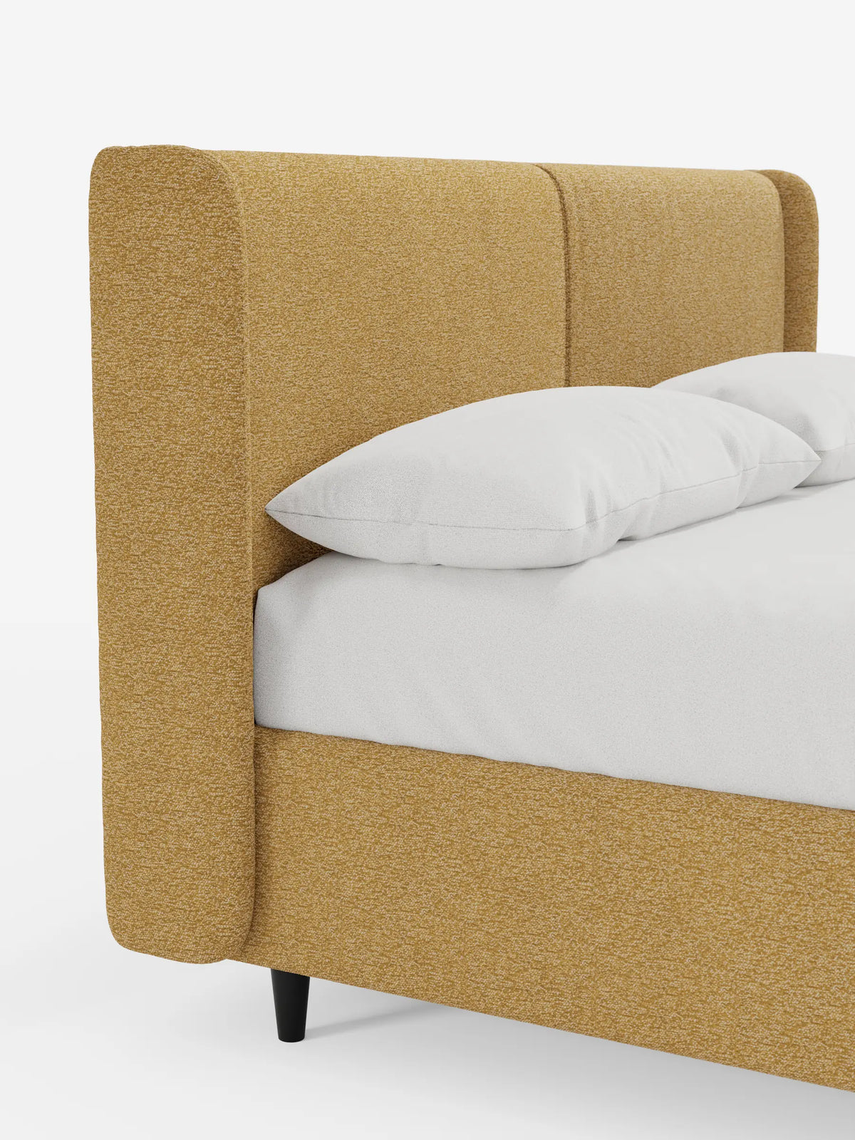 Un letto di design VALKIRIA color giallo senape con contenitore e testiera avvolgente, caratterizzata da un’alta testiera avvolgente con cucitura verticale, che poggia su gambe corte scure e è rivestito con biancheria da letto bianca.