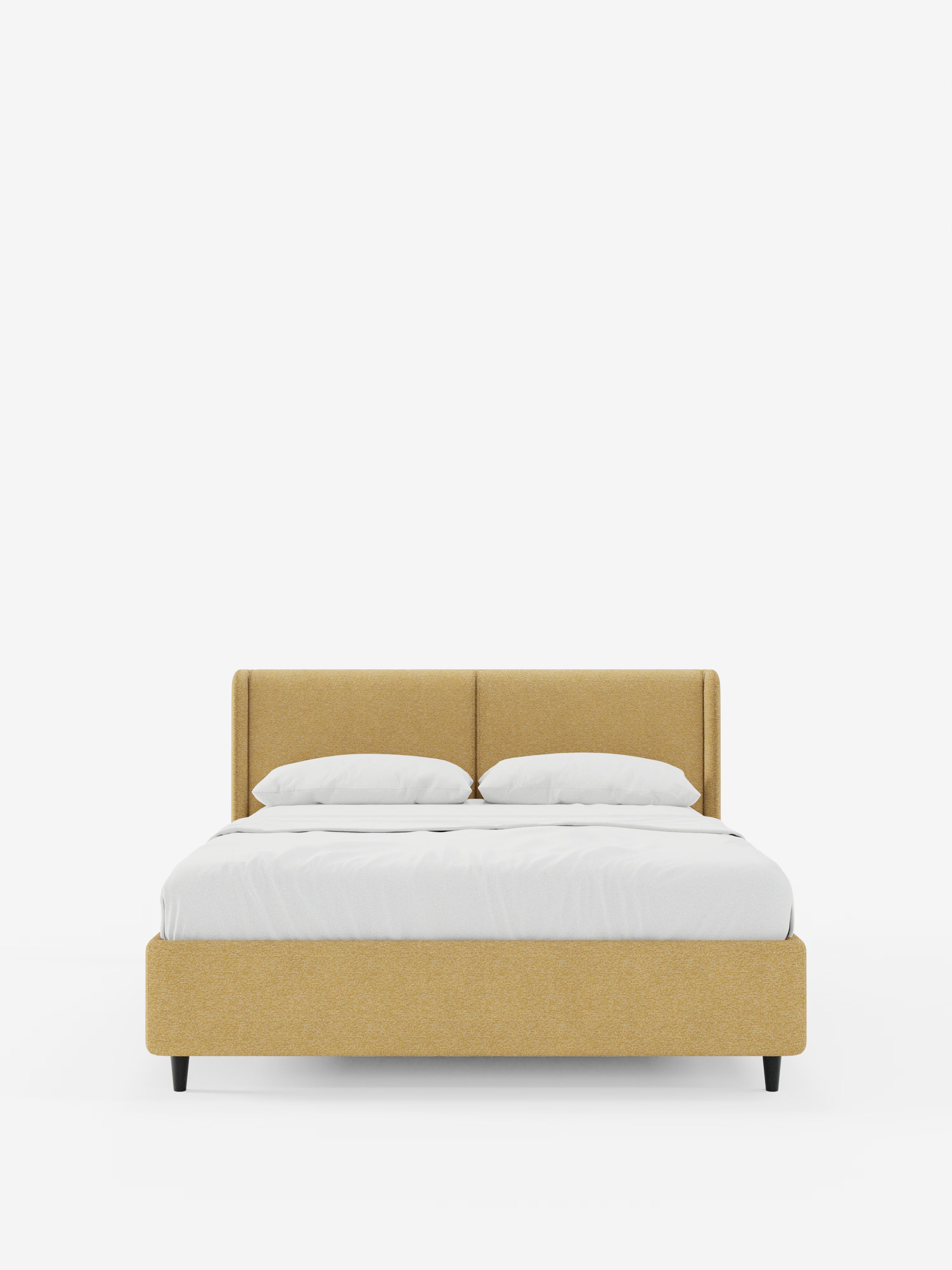 Caratterizzato da un design contemporaneo, il letto di design VALKIRIA di Letti.store è un letto imbottito rivestito in tessuto giallo senape certificato Oeko-Tex®, con gambe corte nere e una testiera bassa e avvolgente, completata da due cuscini imbottiti. Il letto è rifatto con cura con un lenzuolo con angoli bianco, due cuscini bianchi e un piumone bianco. Lo sfondo è bianco a tinta unita.