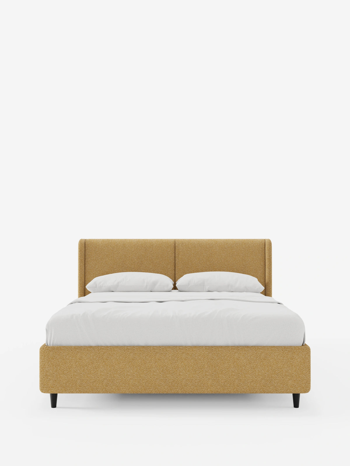 Il letto di design VALKIRIA con contenitore e testiera avvolgente è un letto matrimoniale giallo senape con una testiera alta e avvolgente, rifatto con cura con lenzuola e cuscini bianchi, poggiato su piedini corti e scuri su uno sfondo bianco.