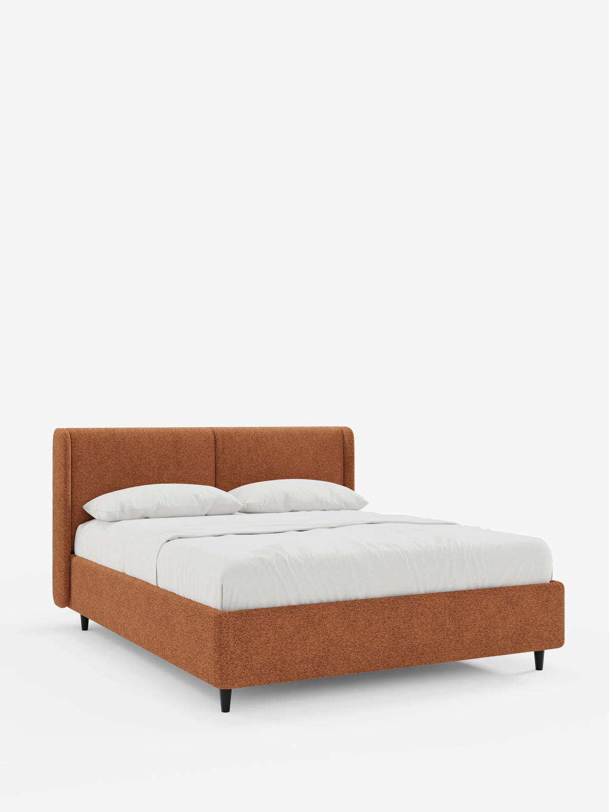 Letto in stile contemporaneo VALKIRIA in tessuto testurizzato color ruggine, con testiera alta e avvolgente, morbidi cuscini, biancheria da letto bianca e sottili gambe affusolate scure su sfondo bianco.