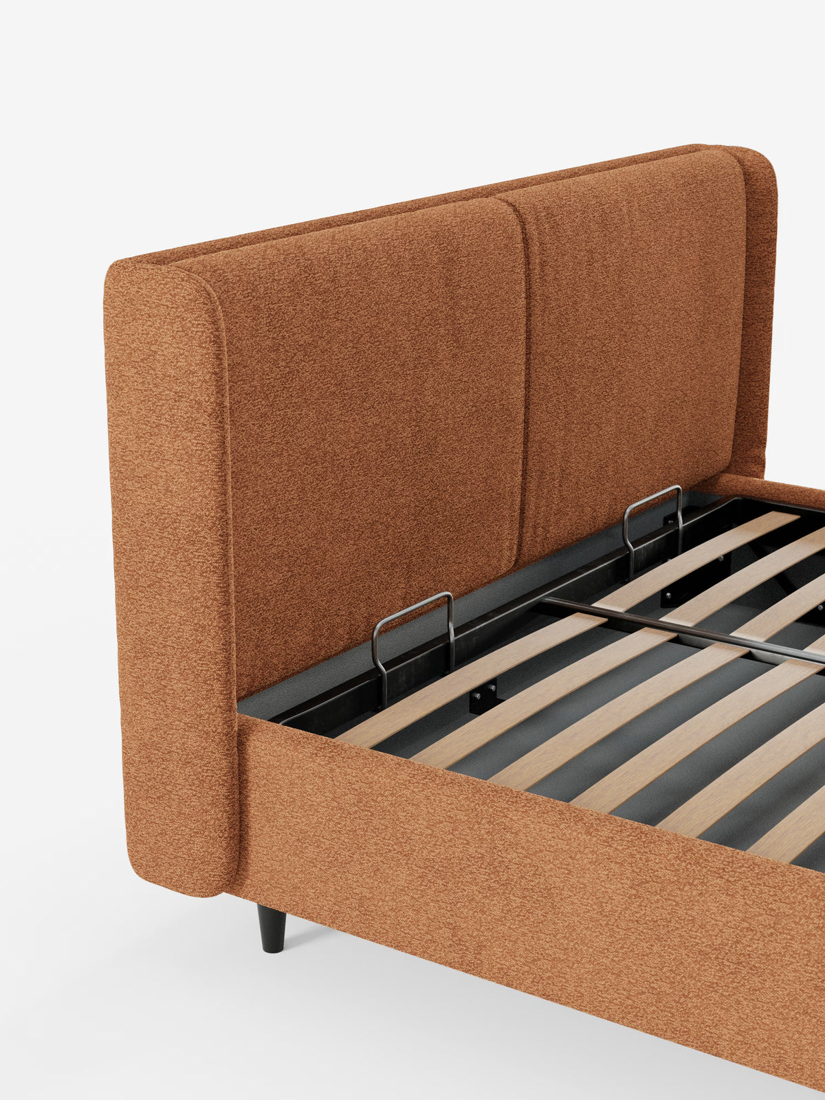 Ecco una versione riscritta utilizzando i dati del tuo prodotto: Un primo piano del “VALKIRIA letto di design con vano contenitore e testiera avvolgente” di Letti.store mette in risalto la testiera imbottita color ruggine con due cuscini imbottiti e il pannello laterale coordinato, sottolineandone il design contemporaneo. La struttura del letto è dotata di doghe in legno e supporti in metallo nero per garantire la stabilità del materasso. L’immagine è illuminata da una luce intensa su uno sfondo bianco a