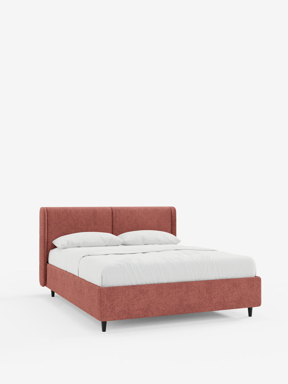 Il letto di design VALKIRIA con vano contenitore e testiera avvolgente di Letti.store presenta una silhouette dal profilo basso, con struttura e testiera imbottite in un morbido rosa-rossastro certificato Oeko-Tex®. Due morbidi cuscini imbottiti esaltano il caratteristico design avvolgente. Il letto viene presentato con lenzuola bianche, cuscini e piumone, disposti con cura. Le gambe corte nere e il vano contenitore opzionale ne aumentano la praticità. Su uno sfondo completamente bianco, questo elemento