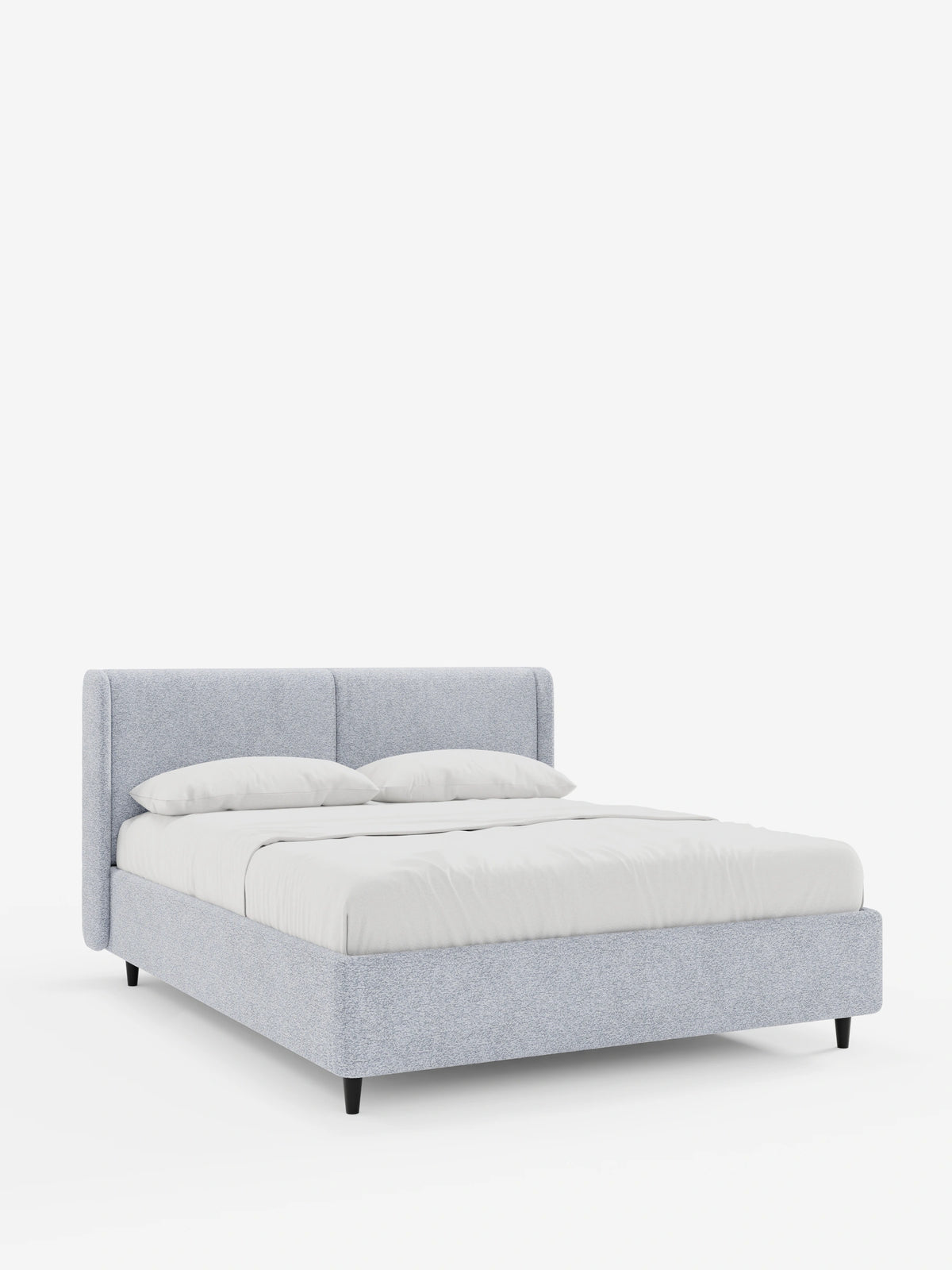 A VALKIRIA“, un letto di design con contenitore e testiera avvolgente rivestita in grigio chiaro, caratterizzato da un'alta testiera avvolgente, due cuscini, biancheria da letto bianca e piccole gambe nere su uno sfondo bianco a tinta unita.