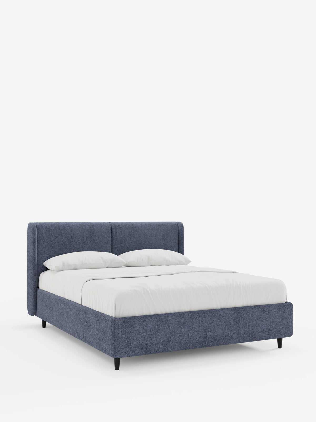 VALKIRIA, letto di design con contenitore e testiera avvolgente in tessuto blu testurizzato, caratterizzato da un’alta testiera avvolgente, cuscini bianchi su biancheria da letto bianca e piccole gambe nere su sfondo bianco.