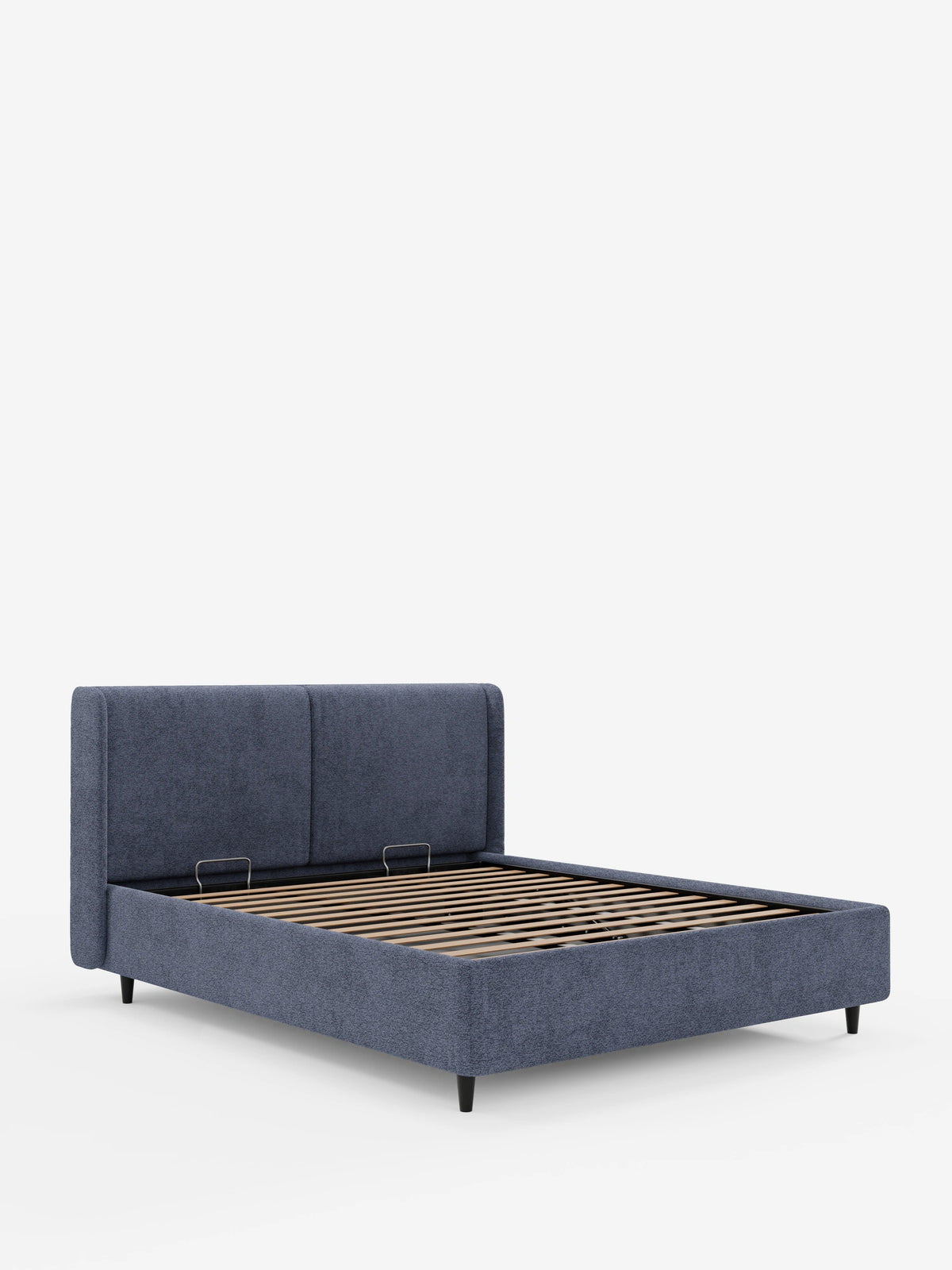 Vista dall'alto del letto di design VALKIRIA con contenitore e testiera avvolgente: un letto rivestito in tessuto blu con testiera avvolgente, due pannelli imbottiti, una rete a doghe in legno e gambe corte e scure.