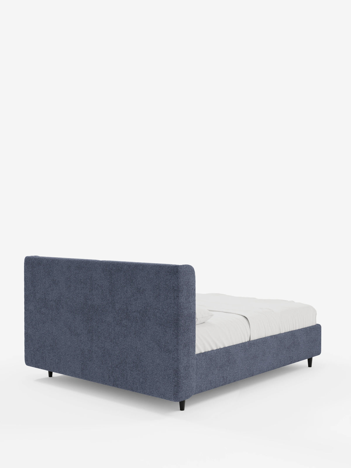 Una vista posteriore del letto di design VALKIRIA blu con contenitore e testiera avvolgente, caratterizzato da un’alta testiera avvolgente con finitura ruvida, gambe affusolate scure e biancheria da letto bianca su uno sfondo bianco a tinta unita.