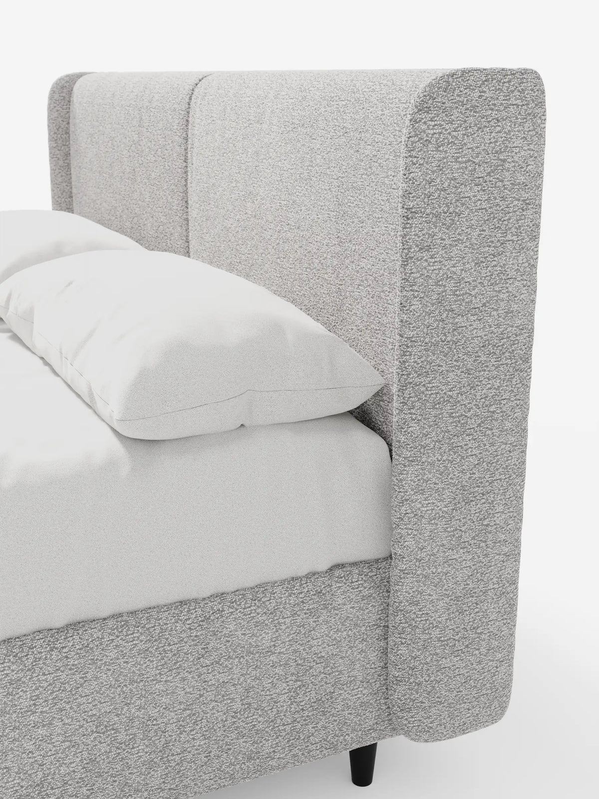 VALKIRIA, letto di design con contenitore e testiera avvolgente, è un letto imbottito moderno caratterizzato da una testiera alta e ricurva in tessuto grigio testurizzato, due cuscini su lenzuola bianche e piedini corti, scuri e cilindrici su uno sfondo bianco.