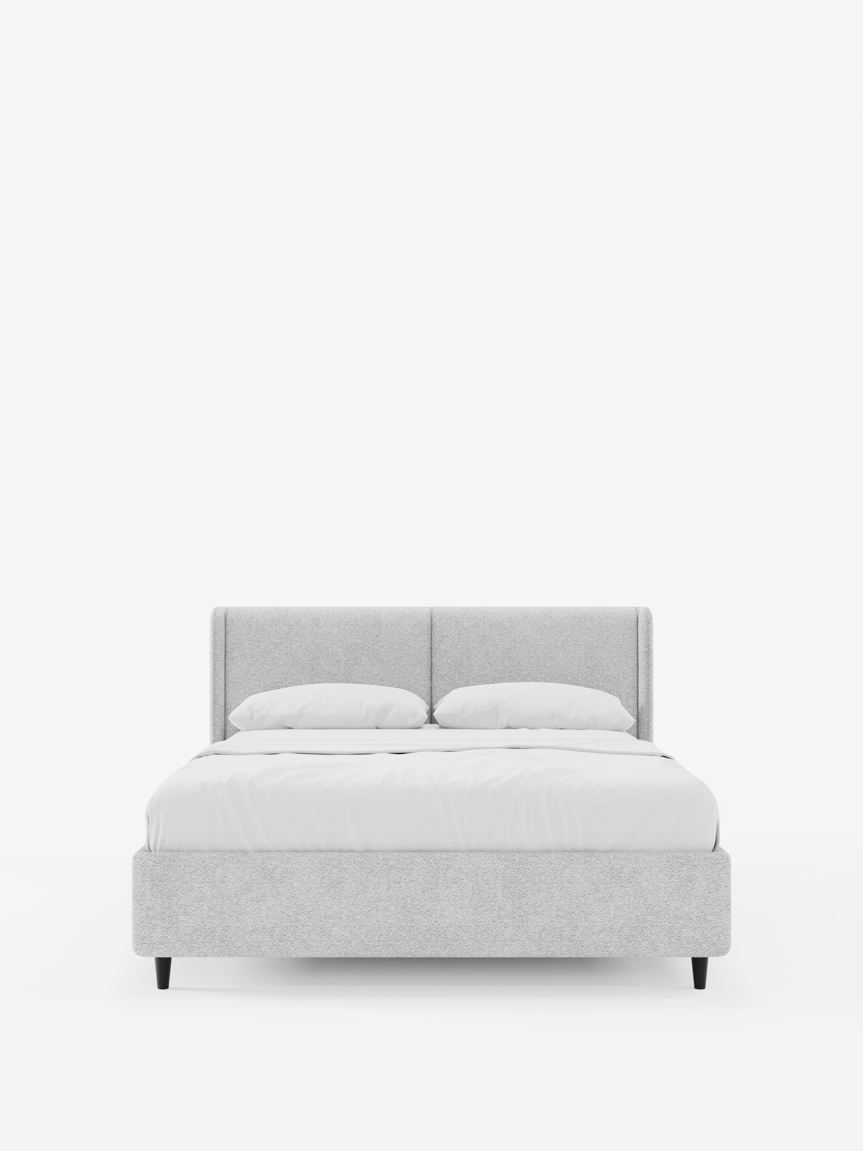 Il letto di design VALKIRIA con contenitore e testiera avvolgente di Letti.store presenta un moderno rivestimento in tessuto grigio chiaro certificato Oeko-Tex®, due cuscini imbottiti, una testiera rettangolare imbottita e gambe corte nere, che mettono in risalto il suo design contemporaneo su uno sfondo bianco a tinta unita.