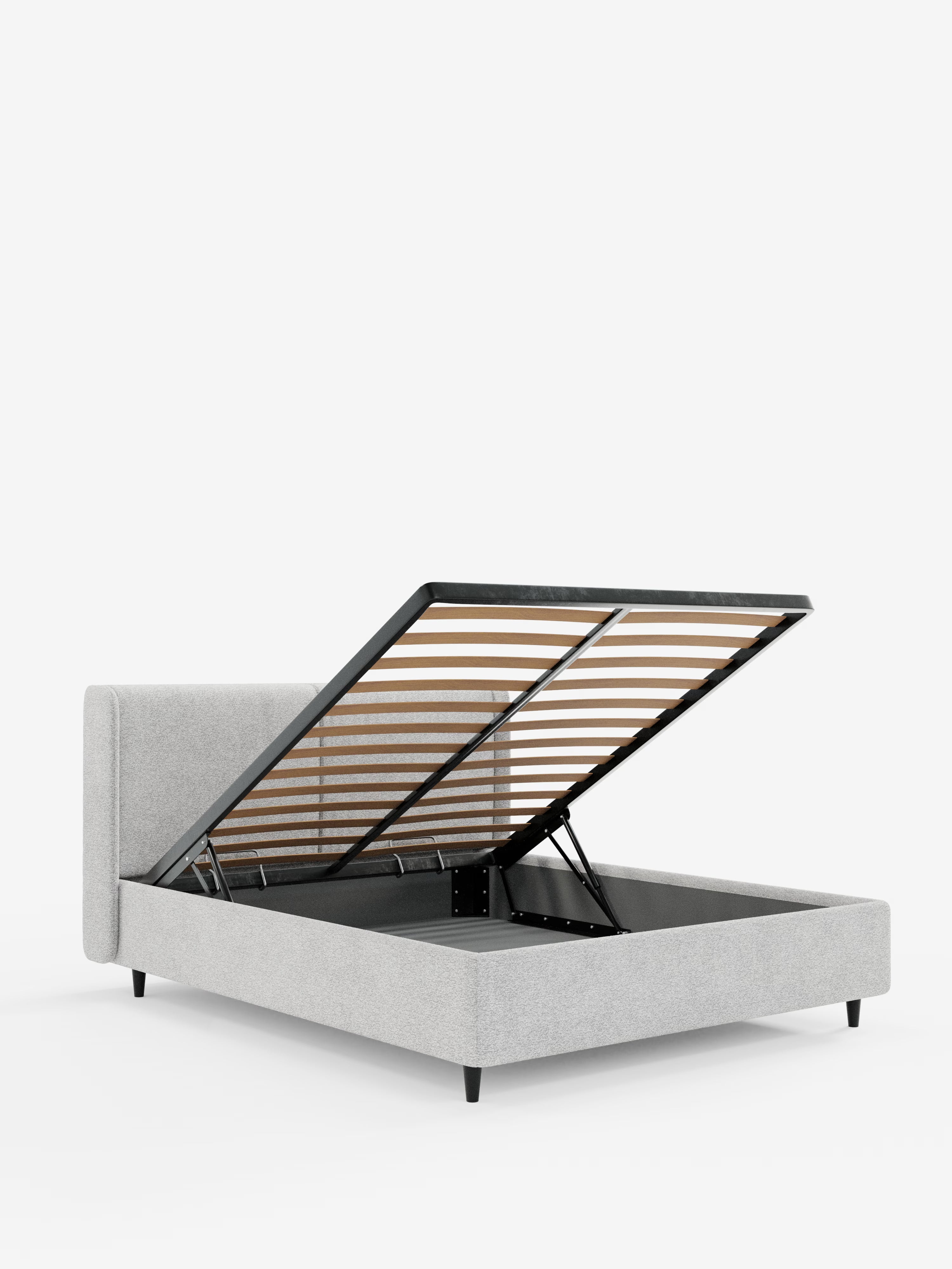Il letto di design VALKIRIA di Letti.store presenta una struttura imbottita di colore grigio chiaro con due cuscini imbottiti per la testiera in tessuto Oeko-Tex®. La sua rete a doghe sollevabile si inclina verso l’alto per rivelare un ampio vano contenitore sottostante, rendendolo un vero e proprio letto contenitore. Poggiato su eleganti gambe nere, questo letto moderno unisce la praticità dello spazio contenitivo al design contemporaneo, messo in risalto da uno sfondo bianco a tinta unita.