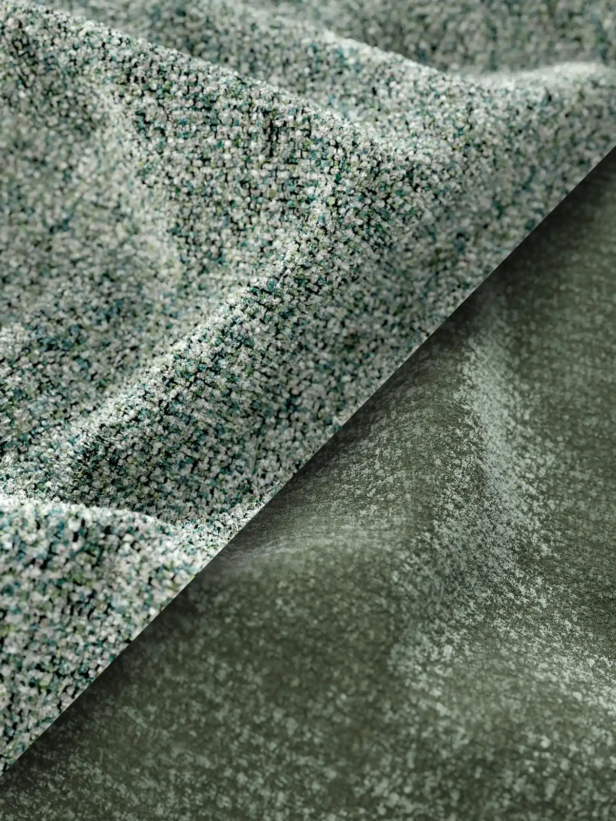 Una linea diagonale separa le due trame del letto imbottito bicolore con contenitore VALKIRIA: una trama spessa e screziata nei toni del verde acqua, bianco e nero si unisce a un tessuto a tinta unita, liscio, di colore verde scuro con una delicata finitura spazzolata.