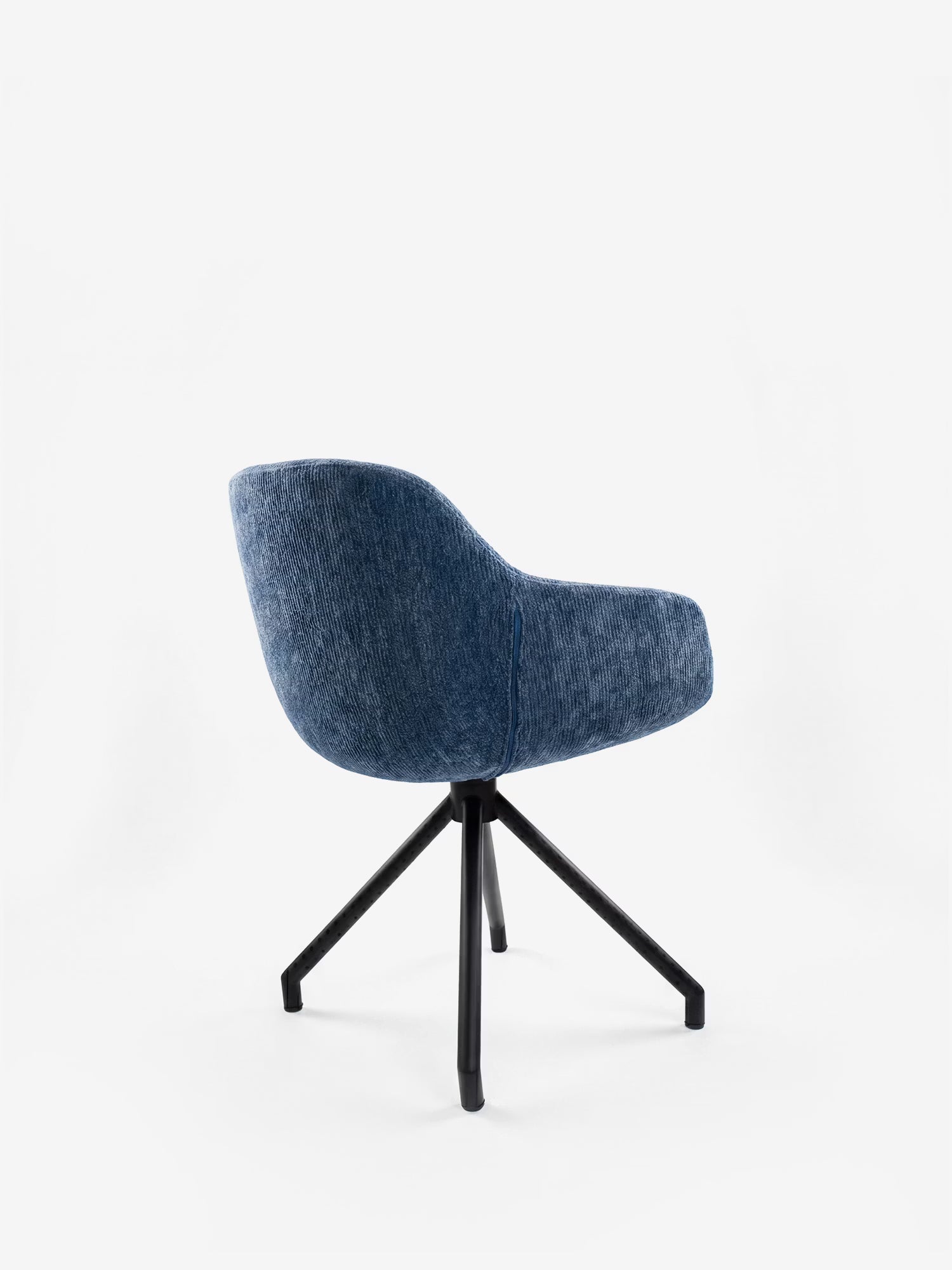 La Vico Sedia di Divani.Store è una poltrona moderna con seduta in tessuto blu OEKO-TEX® morbido al tatto e gambe in metallo nero, raffigurata leggermente inclinata di lato su uno sfondo bianco a tinta unita.